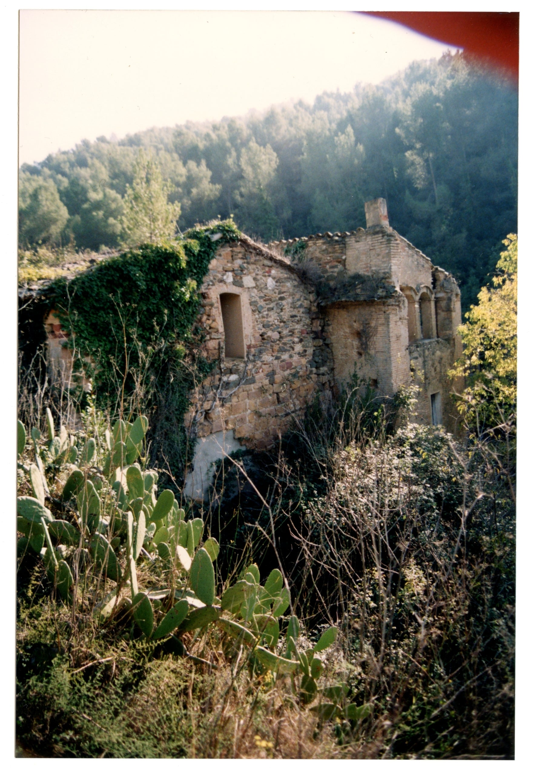 L'antic monestir de Valldonzella, a Collserola, fotografiat fa uns anys / Cedida