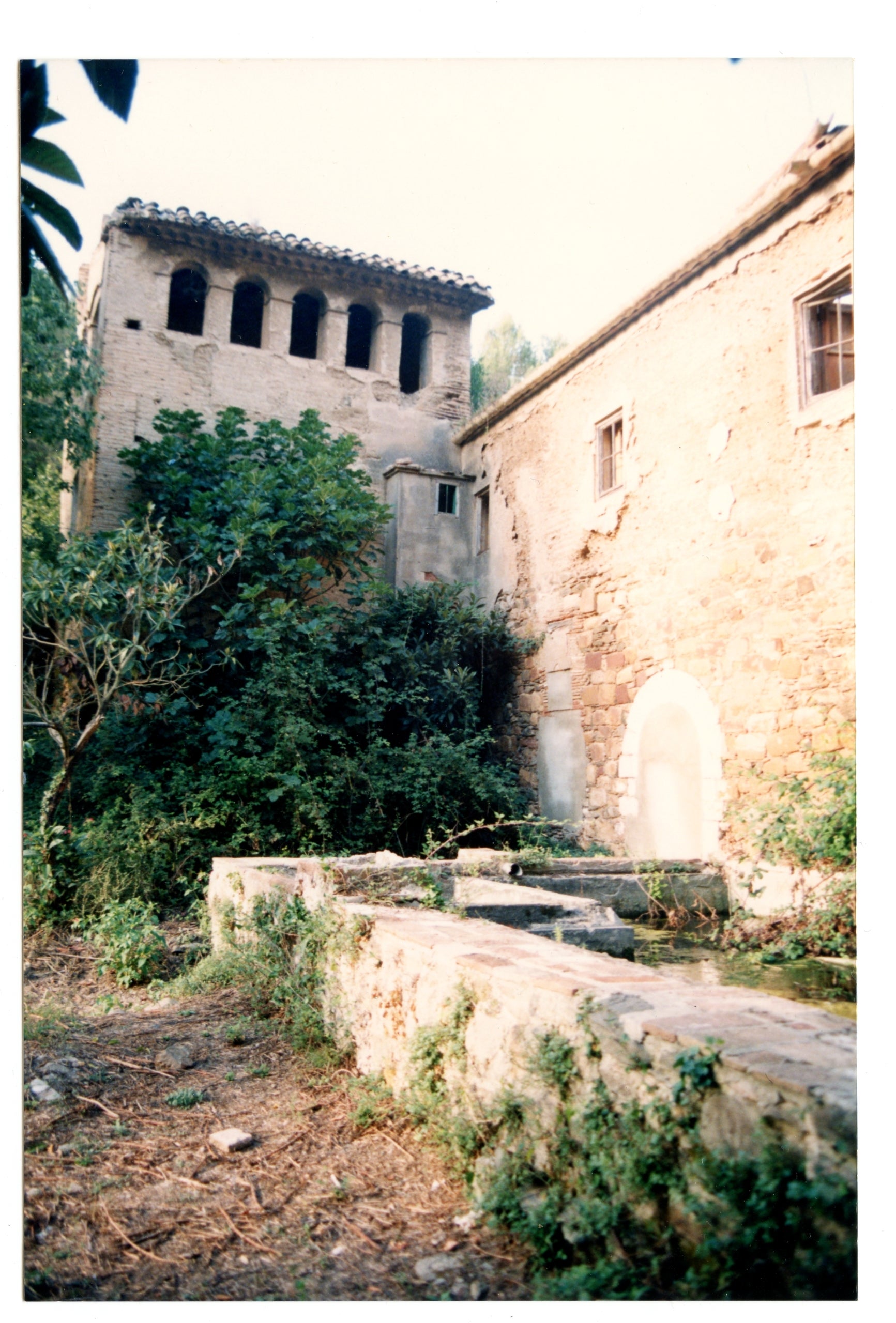 Un dels espais de la masia contigua a l'antic monestir de Valldonzella, a Collserola, fotografiada fa uns anys / Cedida