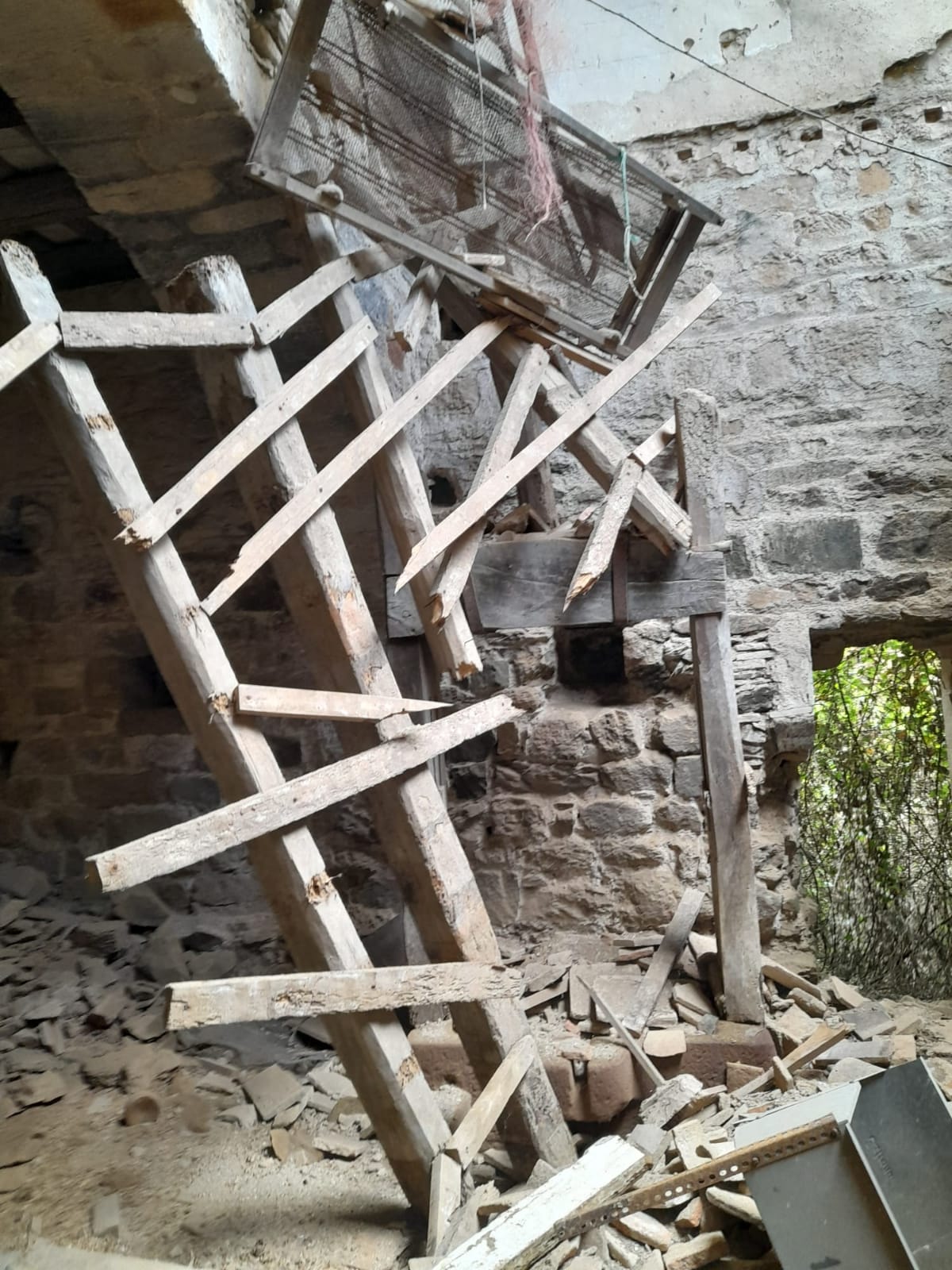 Esfondrament d'una part del sostre de l'antic monestir de Valldonzella fotografiat el 2023 / Cedida