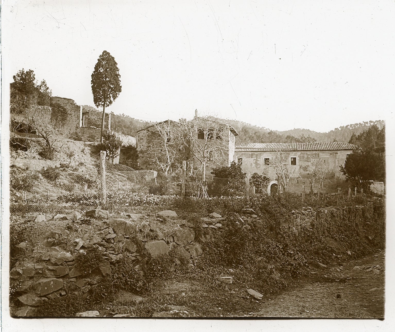 Postals antigues del conjunt de l'antic monestir de Valldonzella / Cedida