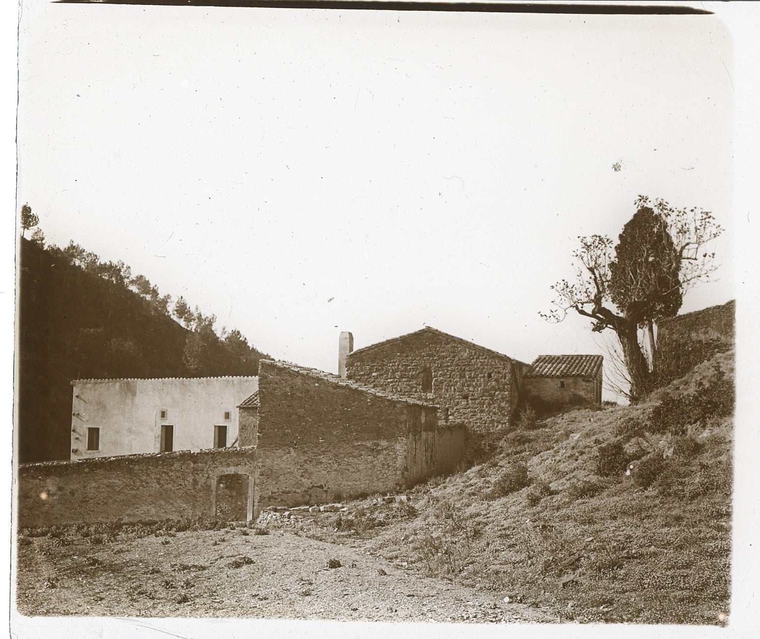Postals antigues del conjunt de l'antic monestir de Valldonzella / Cedida