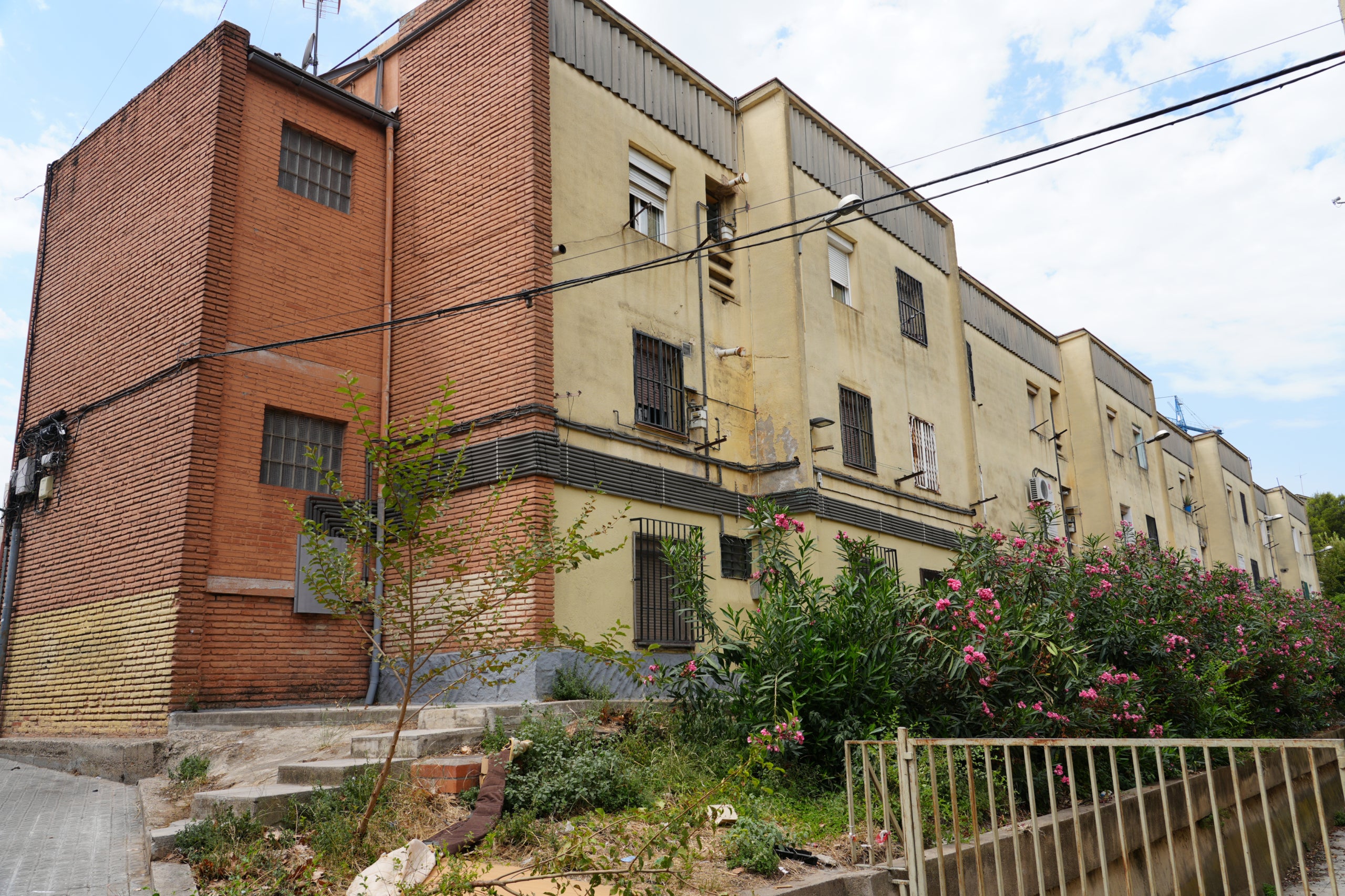 Alguns dels edificis del barri de Trinitat Vella que van haver de ser desallotjats per les vibracions provocades per les obres d'Adif / Eli Don (ACN)