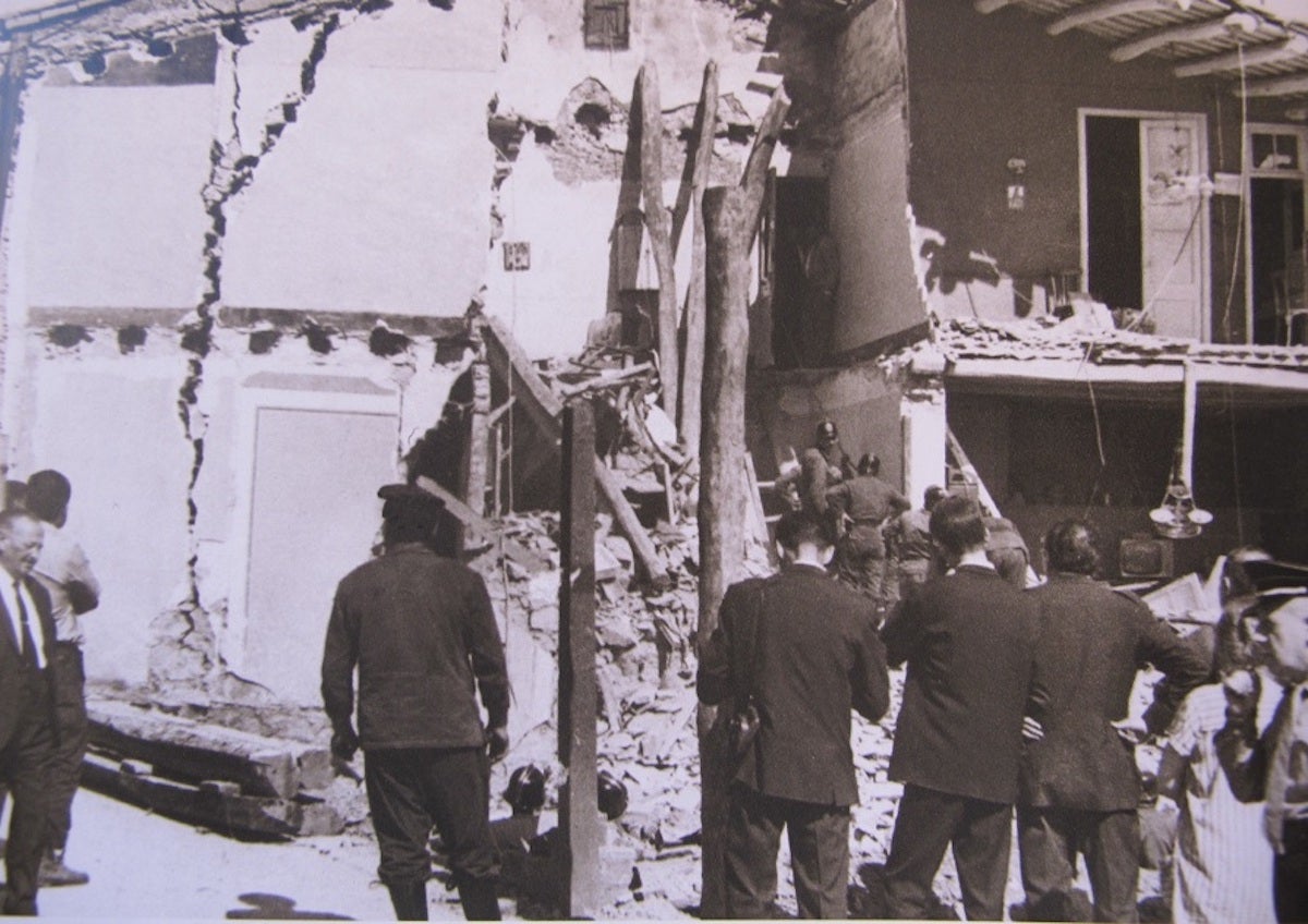 Una casa derrumbada en Sant Andreu durante la construcción de la L1 / Autor desconocido. Fondo Asociación Excursionista Muntanya. Cedida Jordi Petit