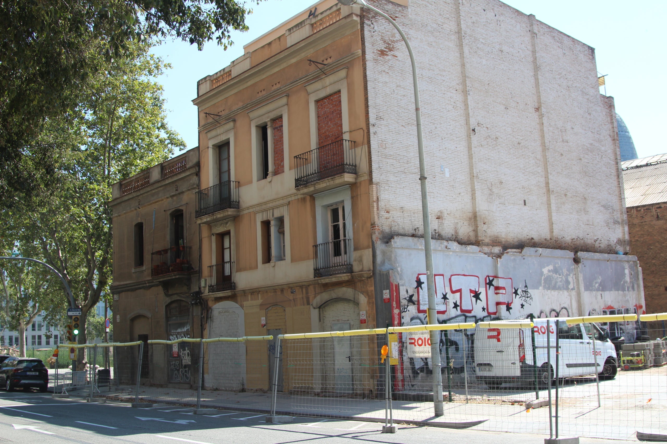 Algunes de les construccions pendents d'enderroc a la façana nord de Glòries / A.R.