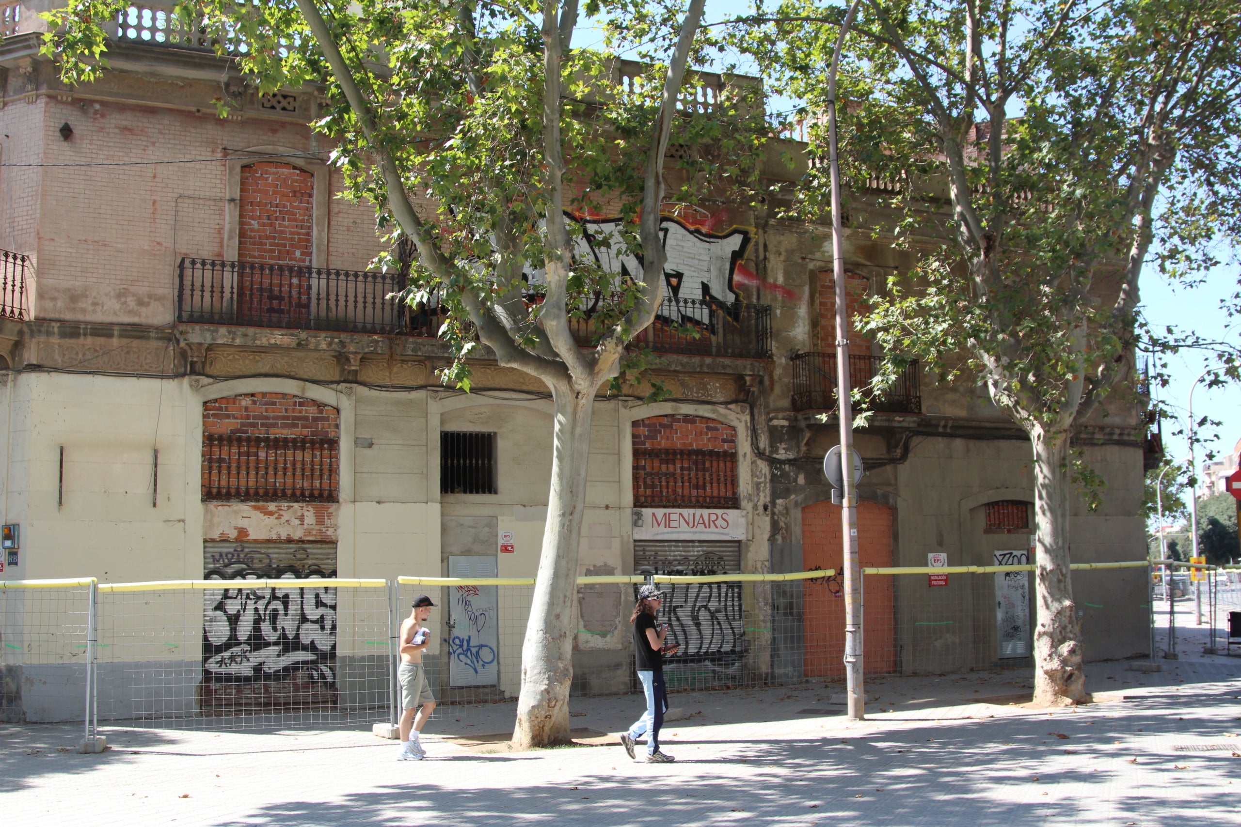 Algunes de les construccions pendents d'enderroc a la façana nord de Glòries / A.R.