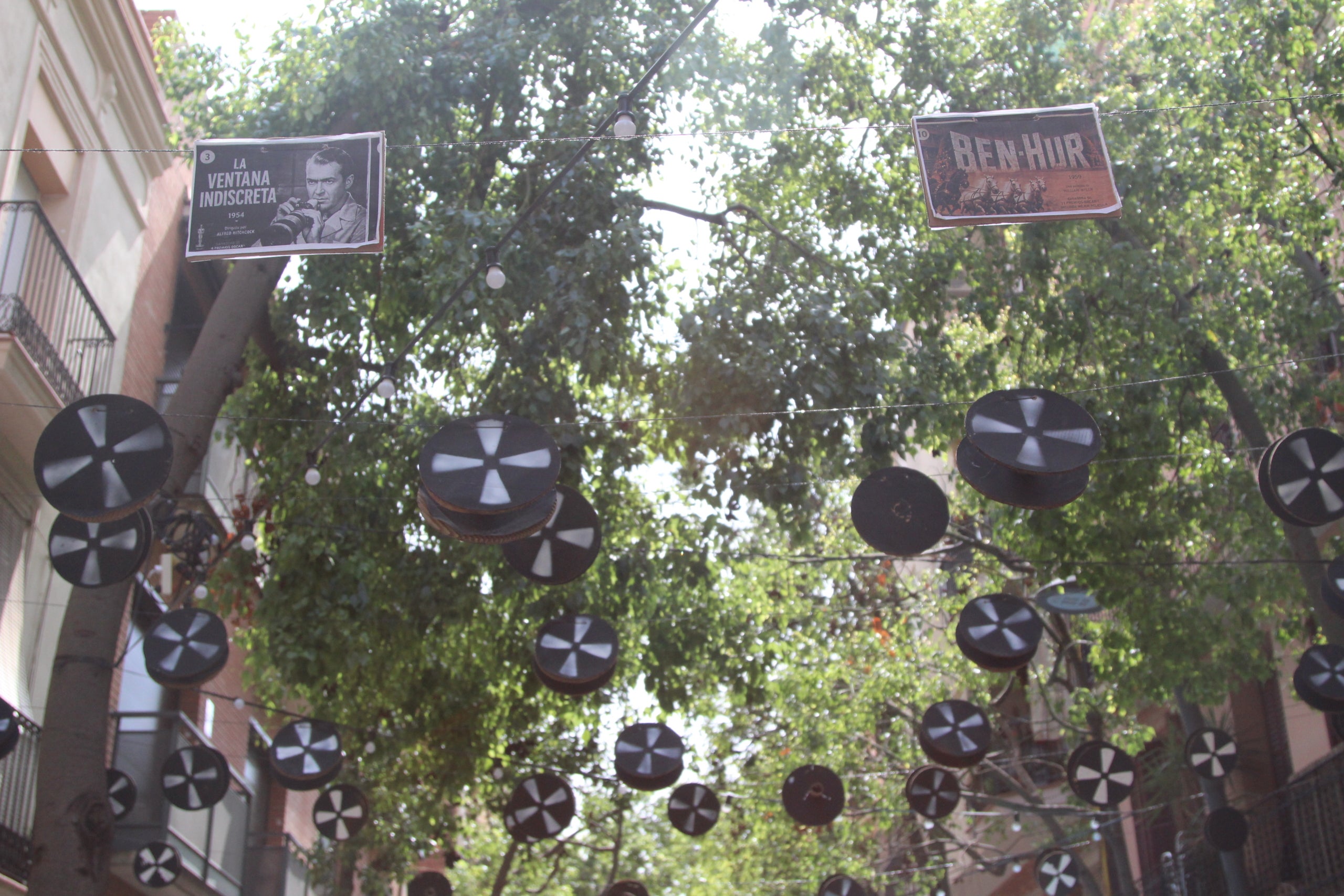 Guarnit del carrer de Galileu per a les festes de Sants d'aquest 2026 / A.R.