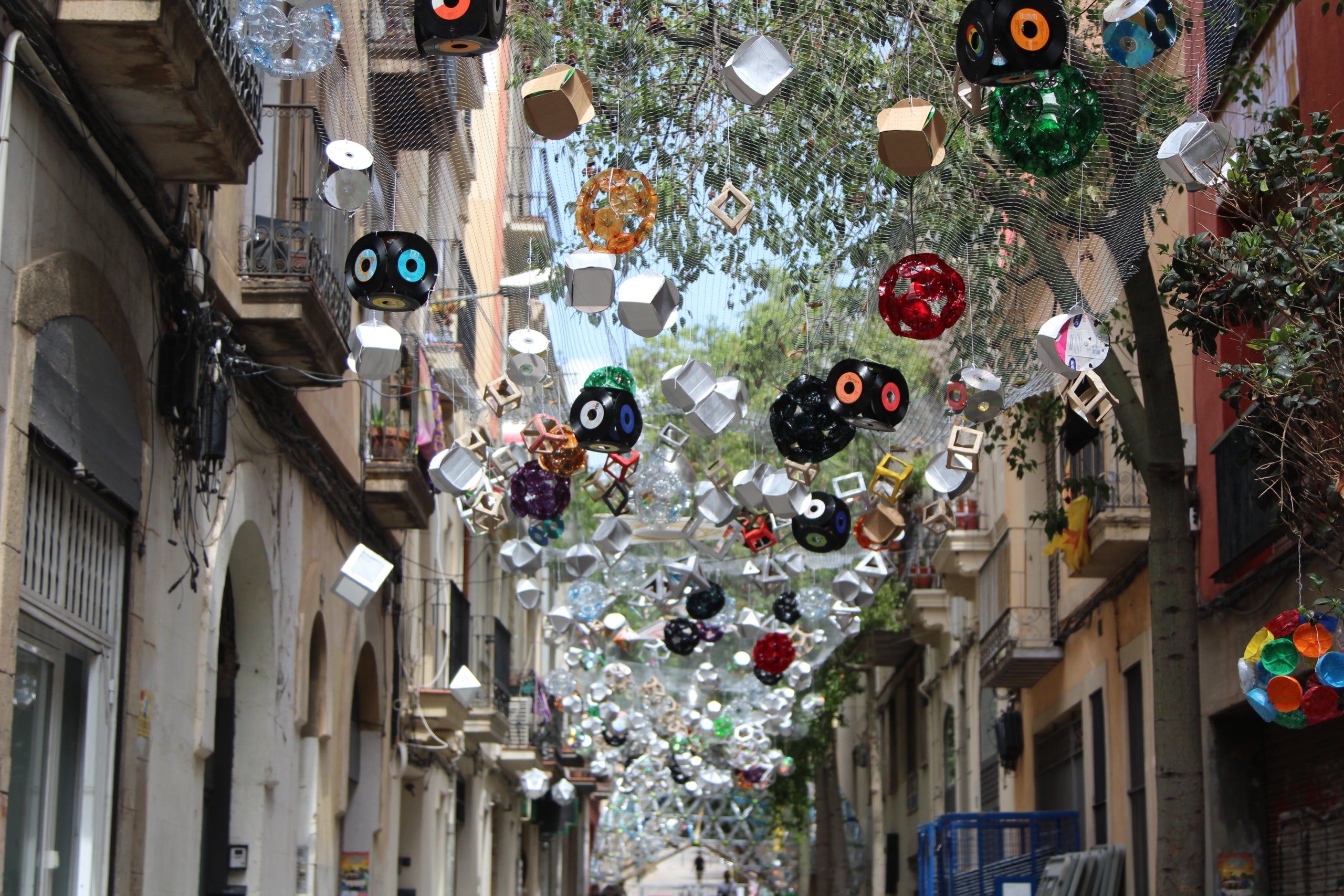 Adorno de la calle de Sagunt para las fiestas de Sants de este 2026 / A.R.