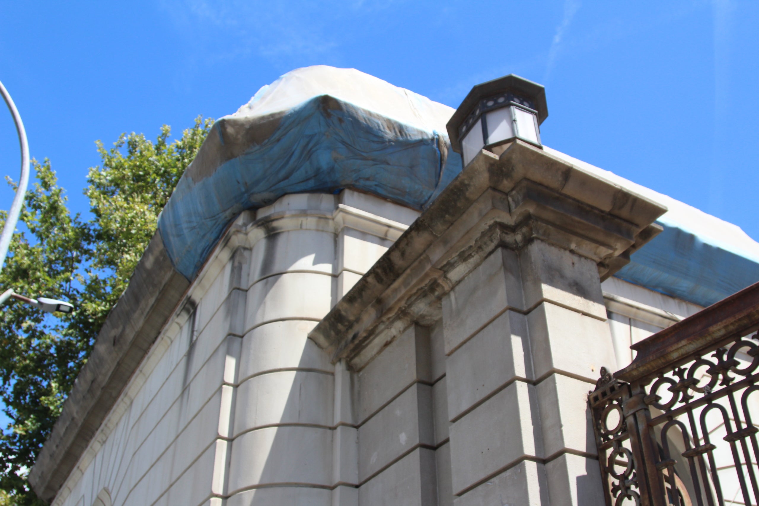 L'edifici de l'antiga duana de l'estació de França continua dempeus a finals d'aquest agost / A.R.
