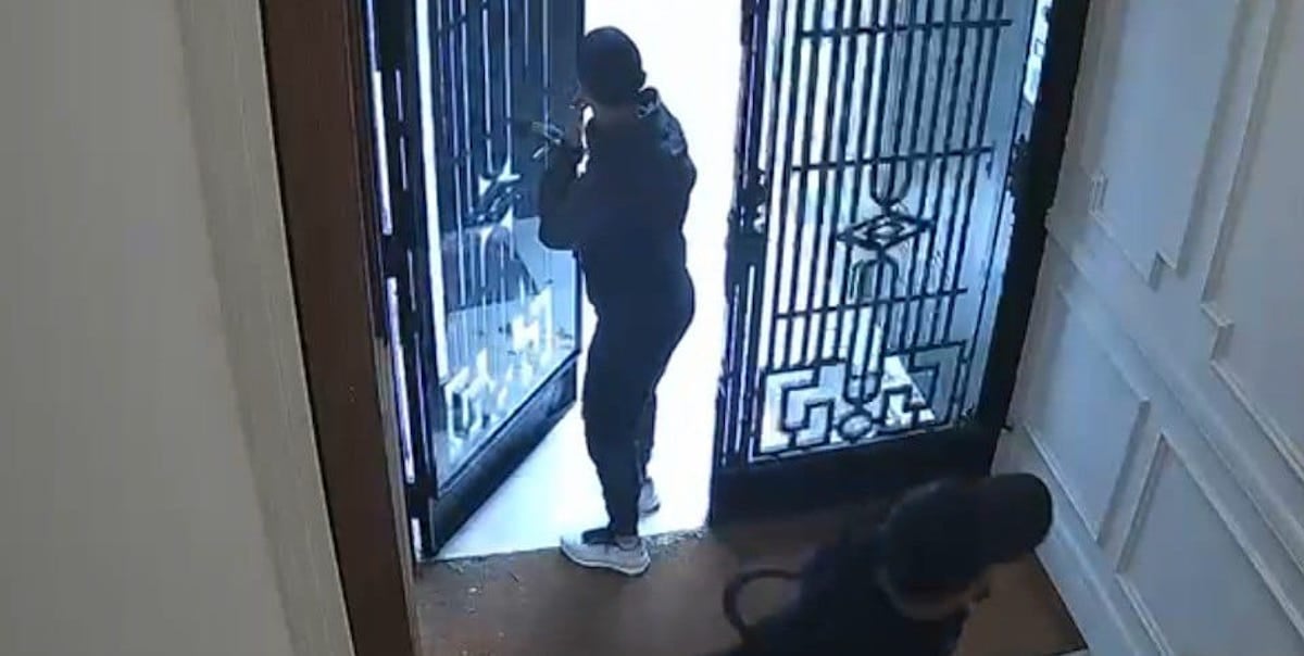 Els autors del robatori de la cadena d'or, enregistrats per les càmeres de seguretat de l'edifici / Mossos
