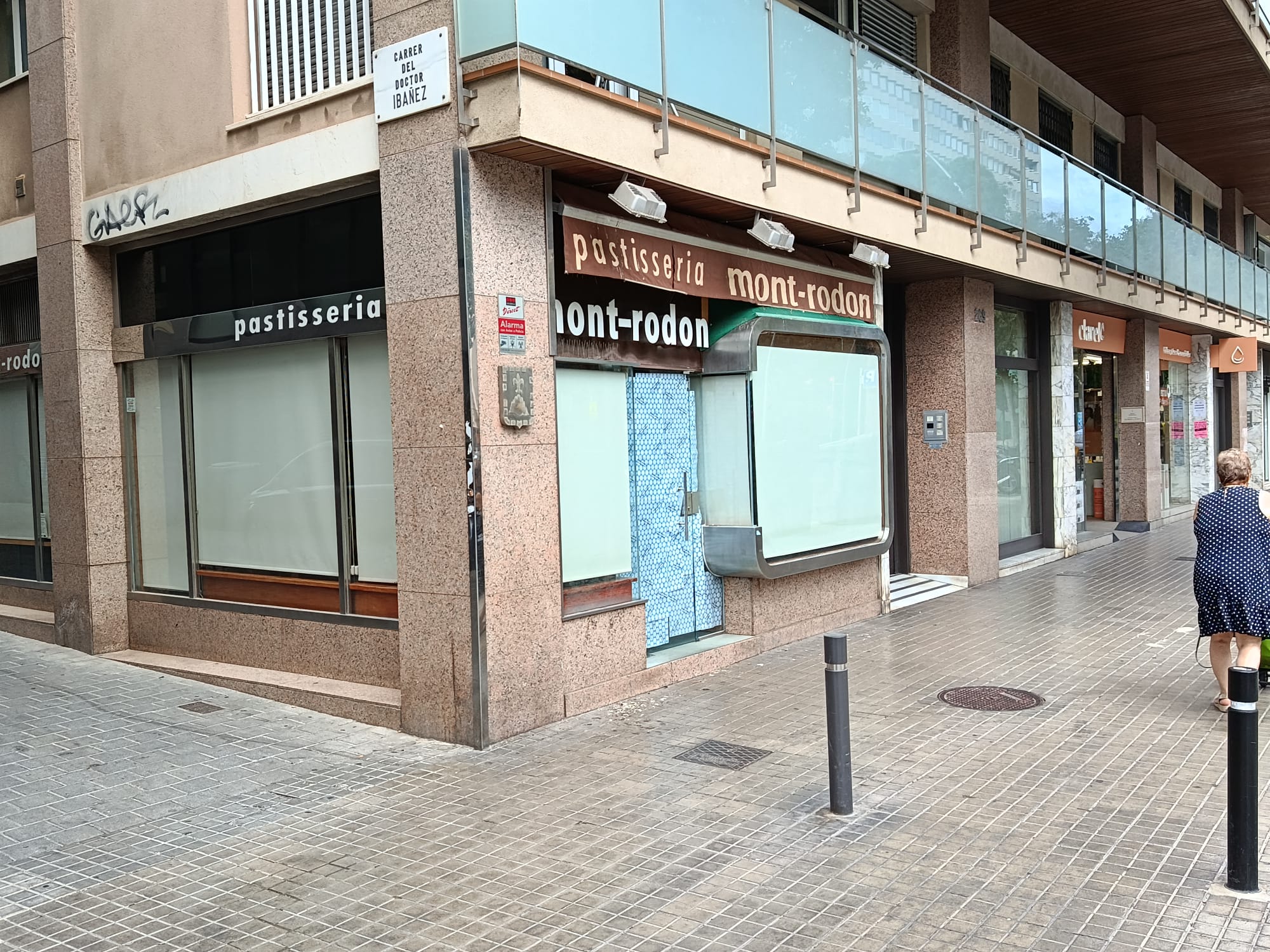 La pastisseria Mont-rodon, a les Corts, dilluns 3 d'agost, tancada / Jordi Subirana