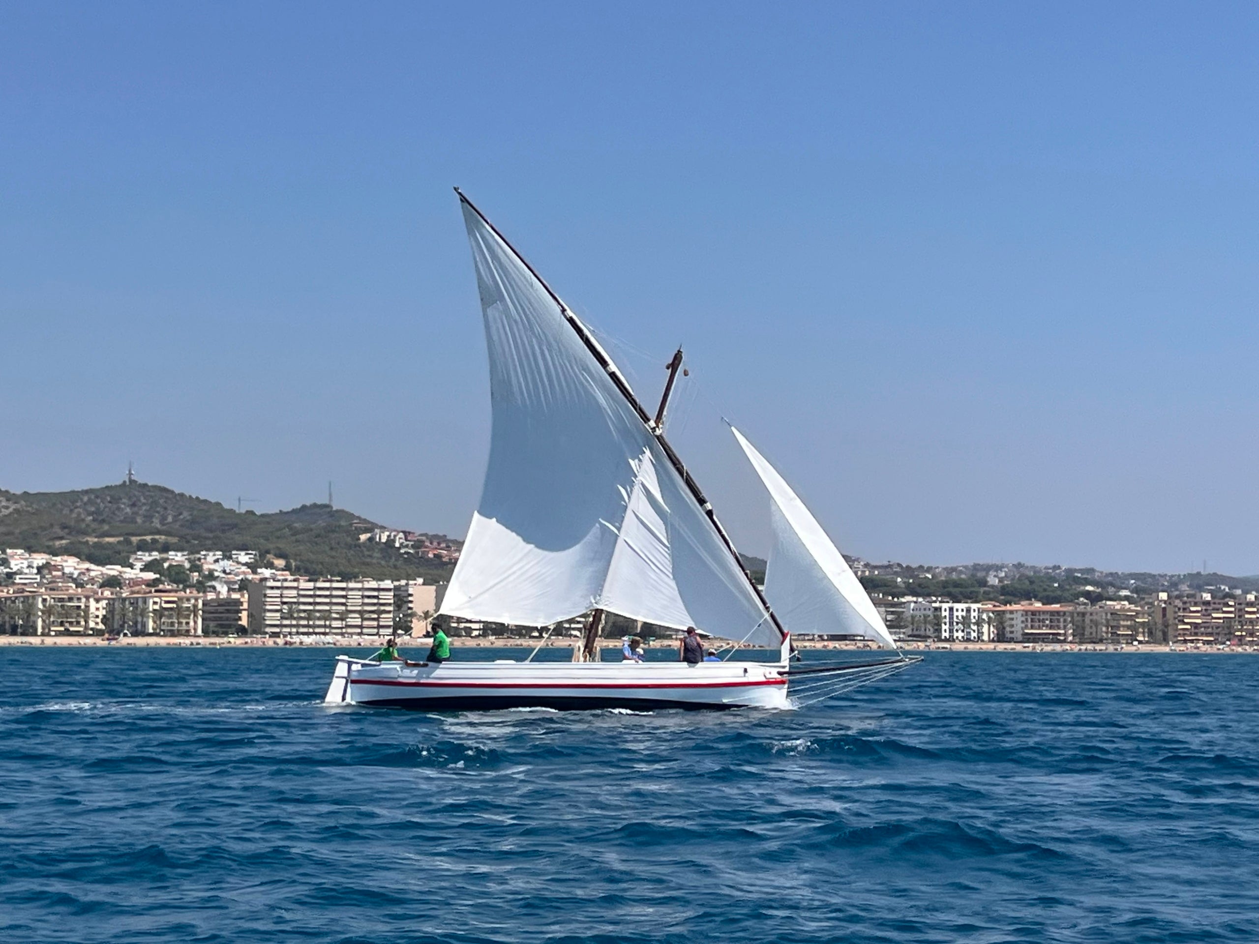 La Santa Espina, un llaüt de vela llatina de tipus sardinal que es va construir el 1928 i forma part de la col·lecció del Museu Marítim de Barcelona / Museu Marítim de Barcelona
