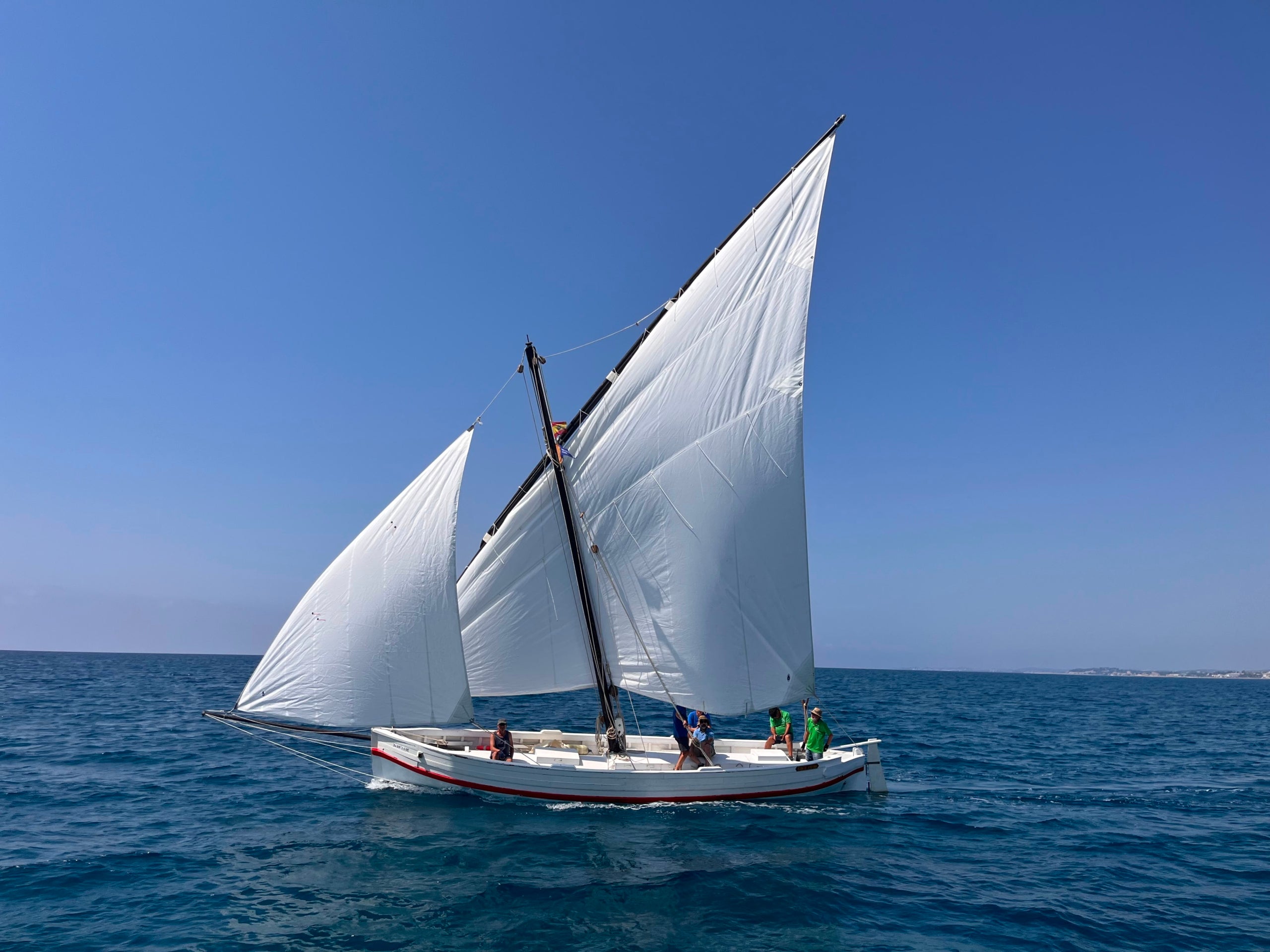 La Santa Espina, un llaüt de vela llatina de tipus sardinal que es va construir el 1928 i forma part de la col·lecció del Museu Marítim de Barcelona / Museu Marítim de Barcelona