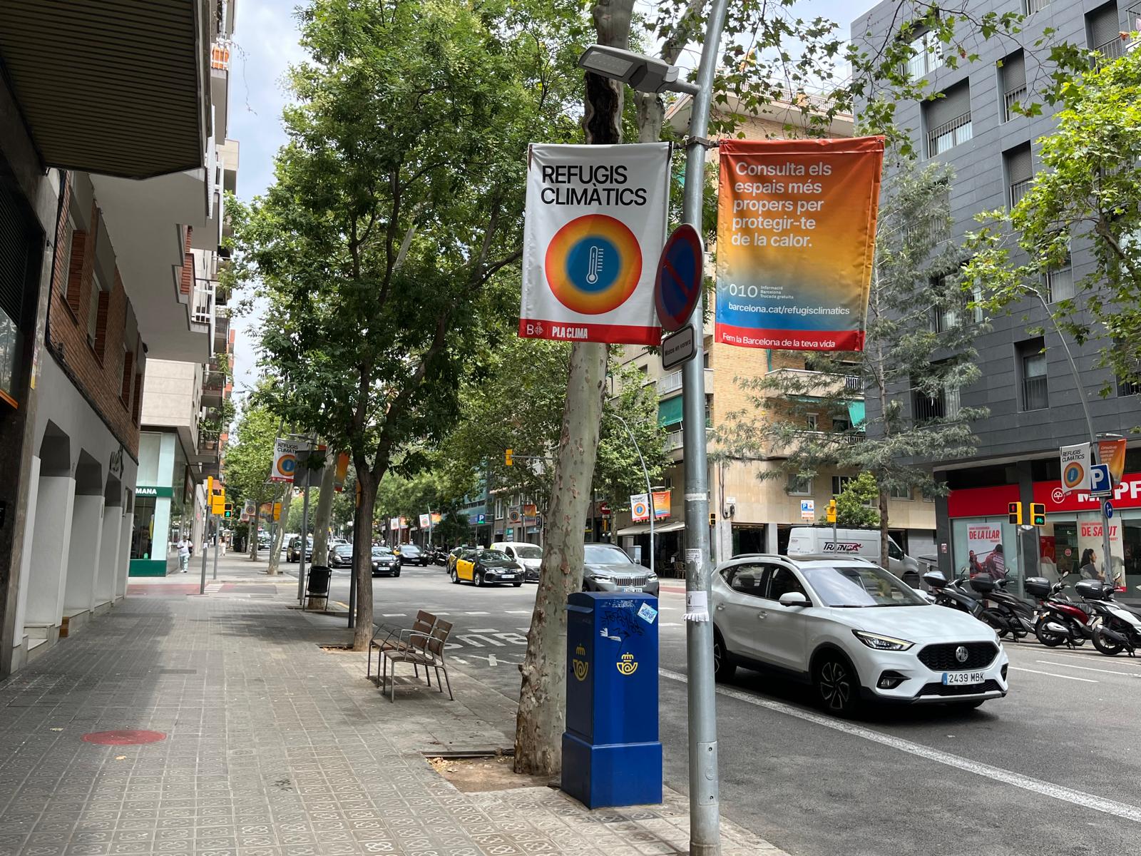 Banderoles que anuncien la xarxa de refugis climàtics per a la temporada estival a Barcelona / Sílvia Barroso