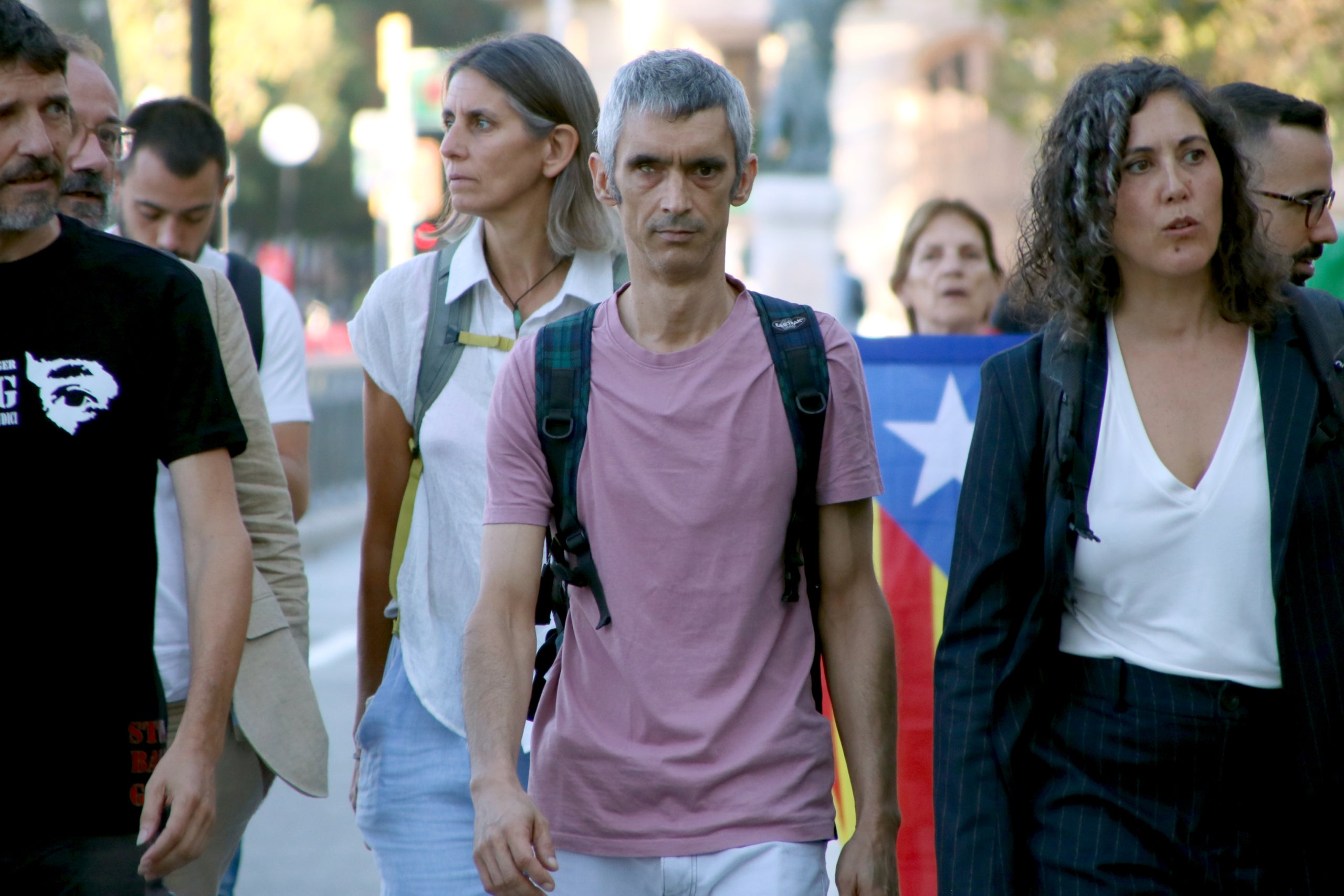 Roger Español amb Anaïs Franquesa d'Iridia en arribar al Palau de Justícia/Sara Soteras/acn