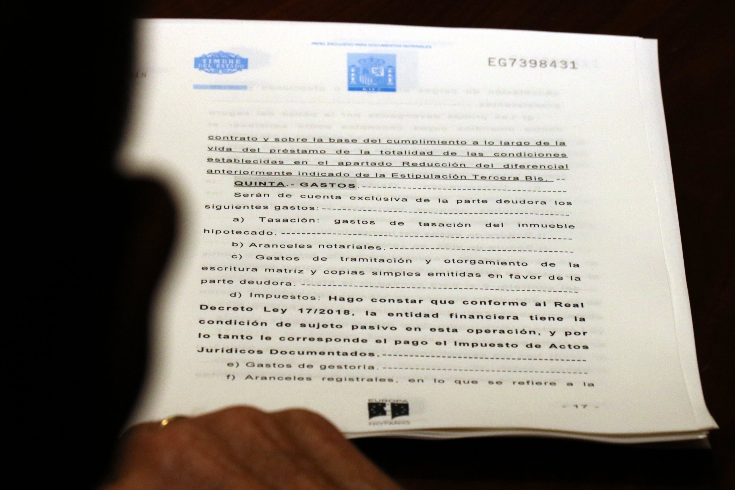 Pla escorç del notari amb una escriptura, en una foto d'arxiu / ACN