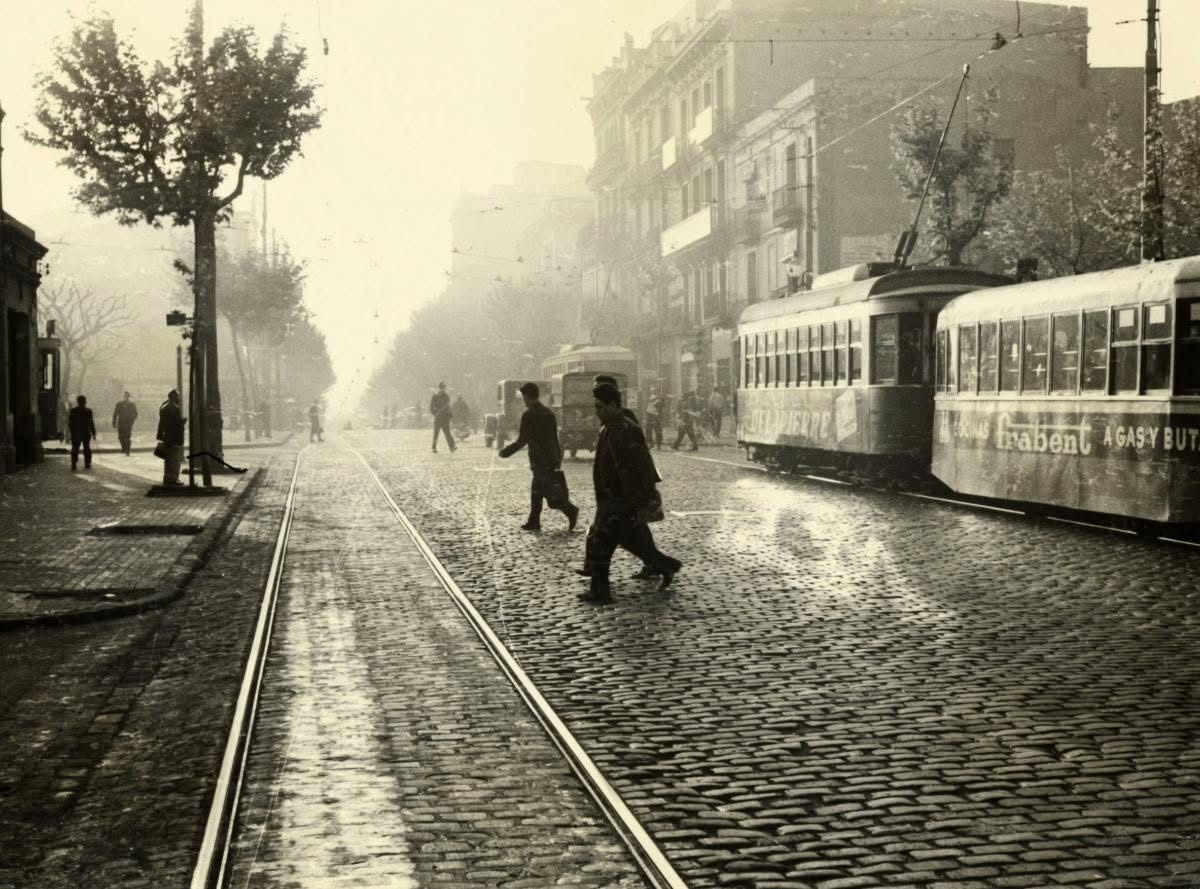 El carrer de Sants fotografiat des de la plaça de Salvador Anglada/ Enric Massana Català, 1963 (Arxiu Municipal de Barcelona)