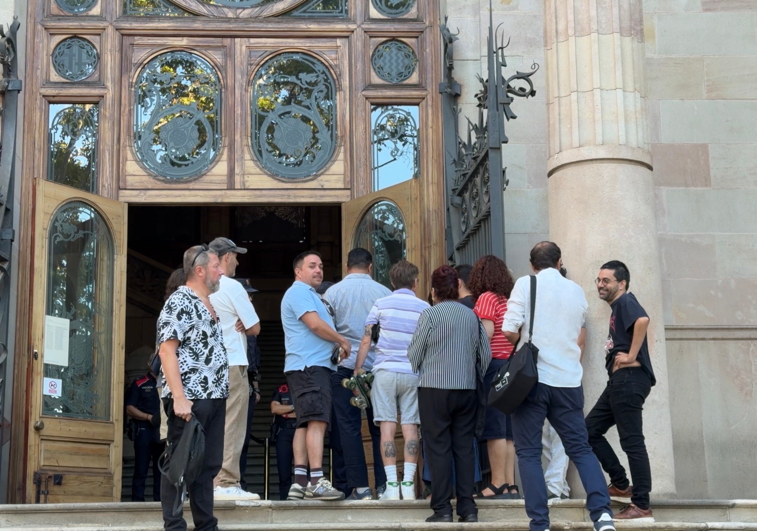 Una part de la plantilla de l'oficina on es moderava el contingut per a Meta, a les portes del TSJC / Albert Hernàndez (ACN)