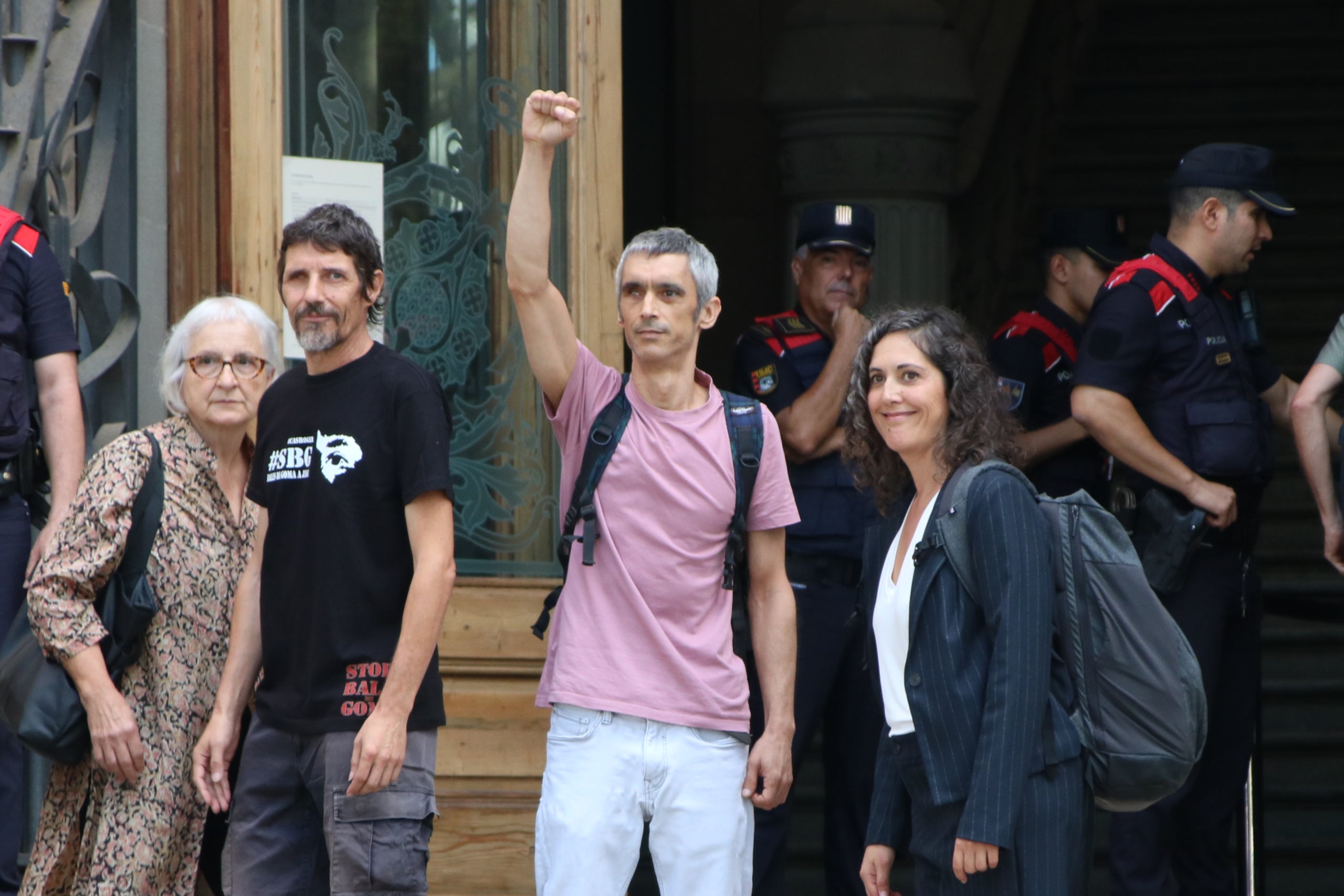 Roger Español, con el puño en alto, acompañado de Anaïs Franquesa de Irídia a la entrada del juicio/ACN