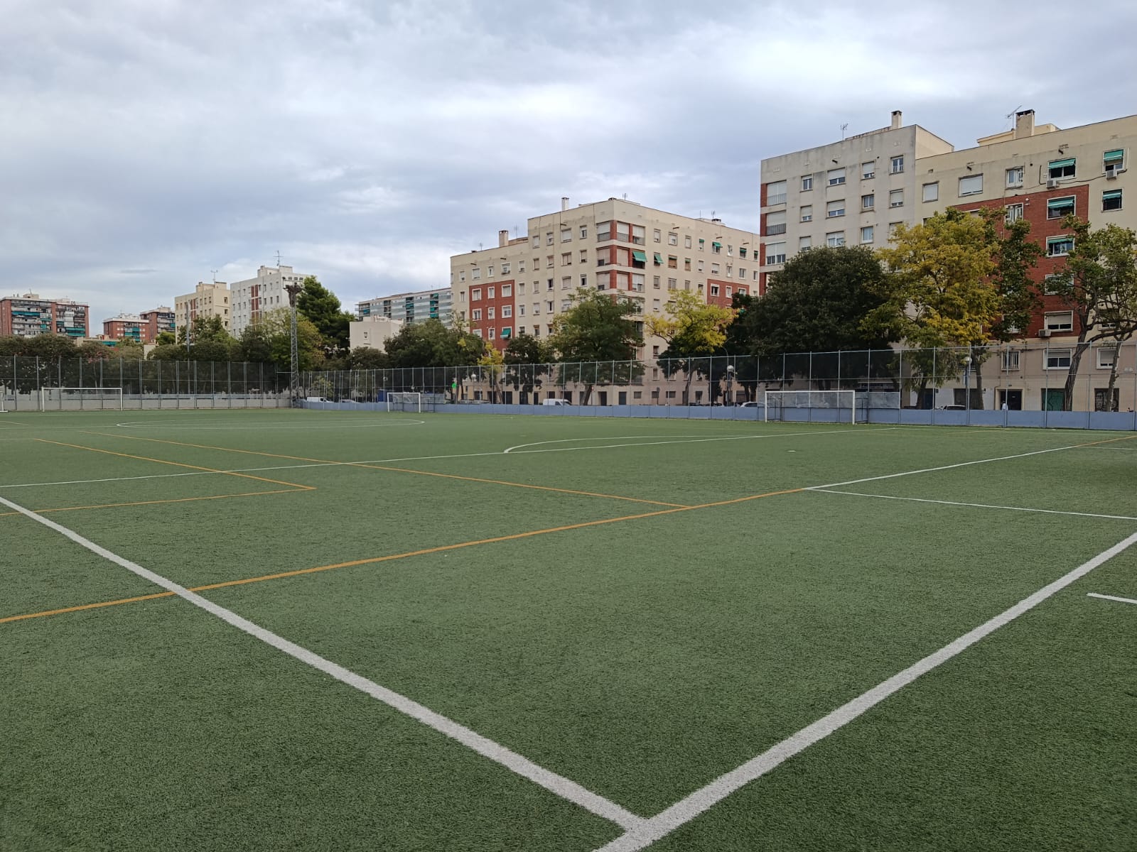 El camp del futbol del carrer de Menorca, que gestiona la Penya Barcelonista Barcino / Jordi Subirana