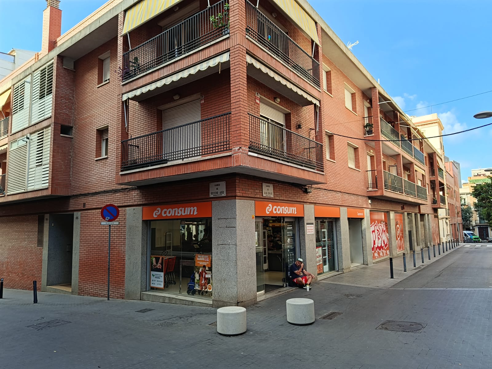 L'edifici de la Bordeta, amb els dos bancs de pedra, per evitar que els camions xoquin contra el balcó / Jordi Subirana