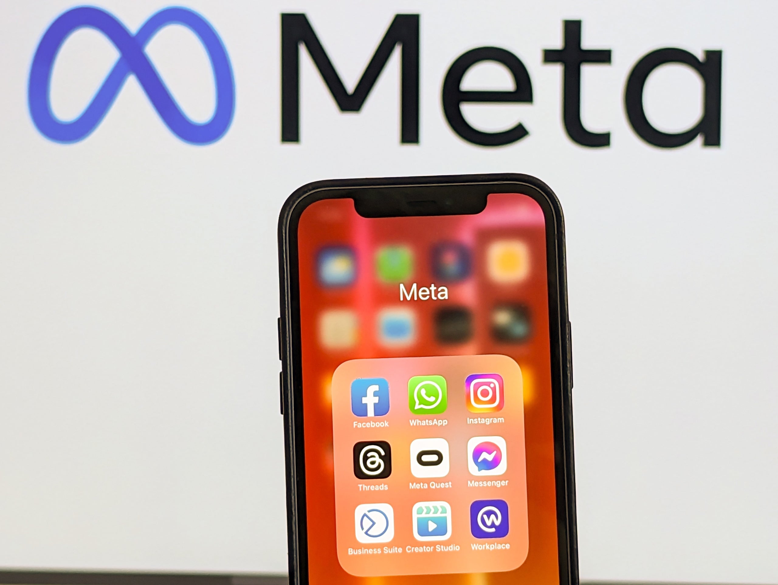 El logotip de Meta amb algunes de les seves aplicacions en un telèfon mòbil / Christoph Dernbach (Europa Press)