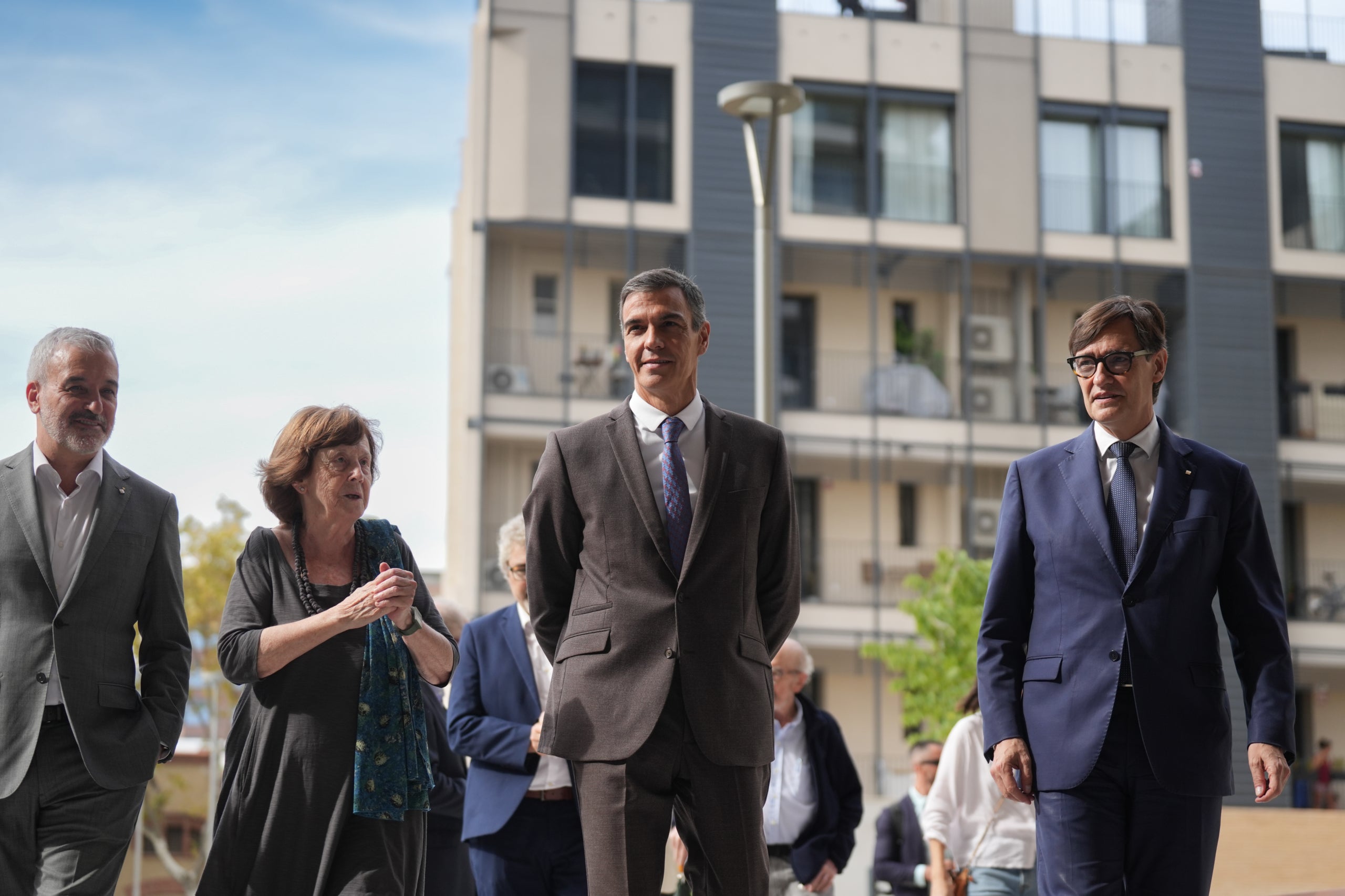 El president del govern espanyol, Pedro Sánchez, ha fet una visita exprés a l'Illa Sibèria, una promoció de pisos públics de lloguer assequible al Poblenou, sota un fort blindatge policial / David Zorrakino / Europa Press