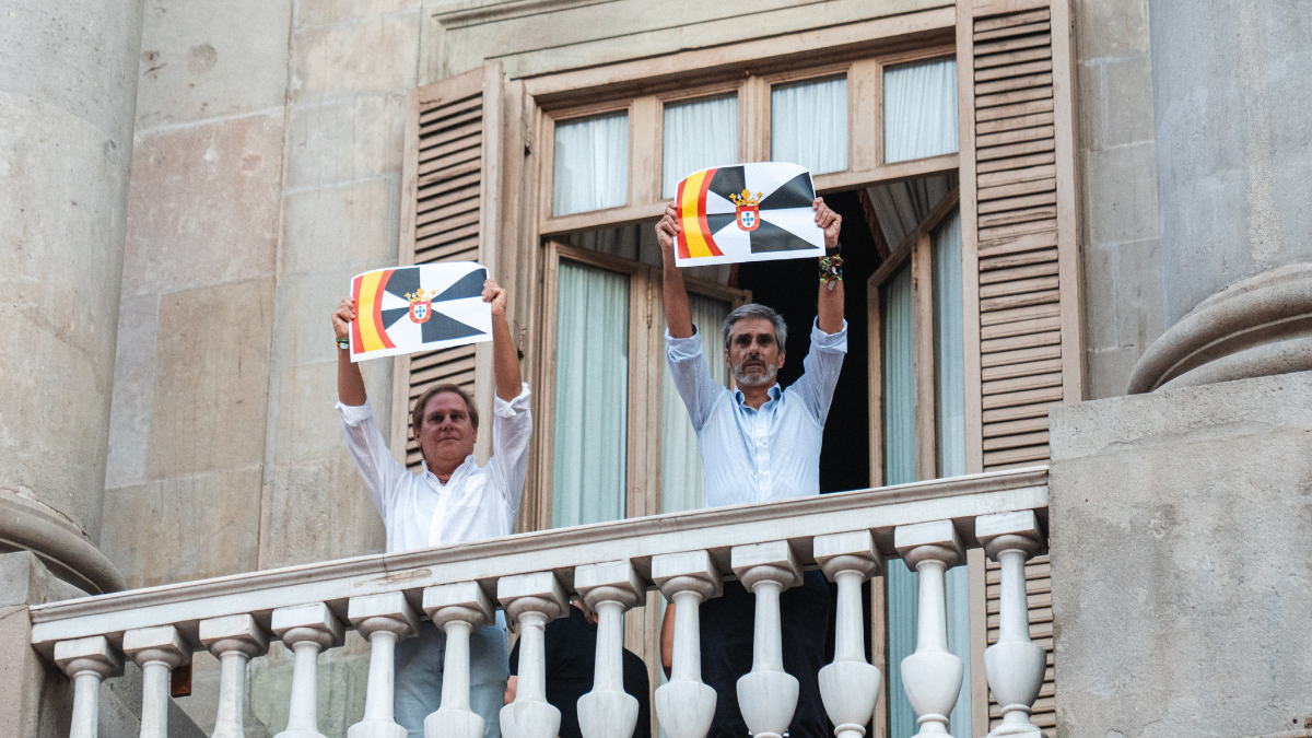 Gonzalo de Oro i Joan Garriga, de Vox, al balcó de l'Ajuntament de Barcelona el 2 de setembre / Vox