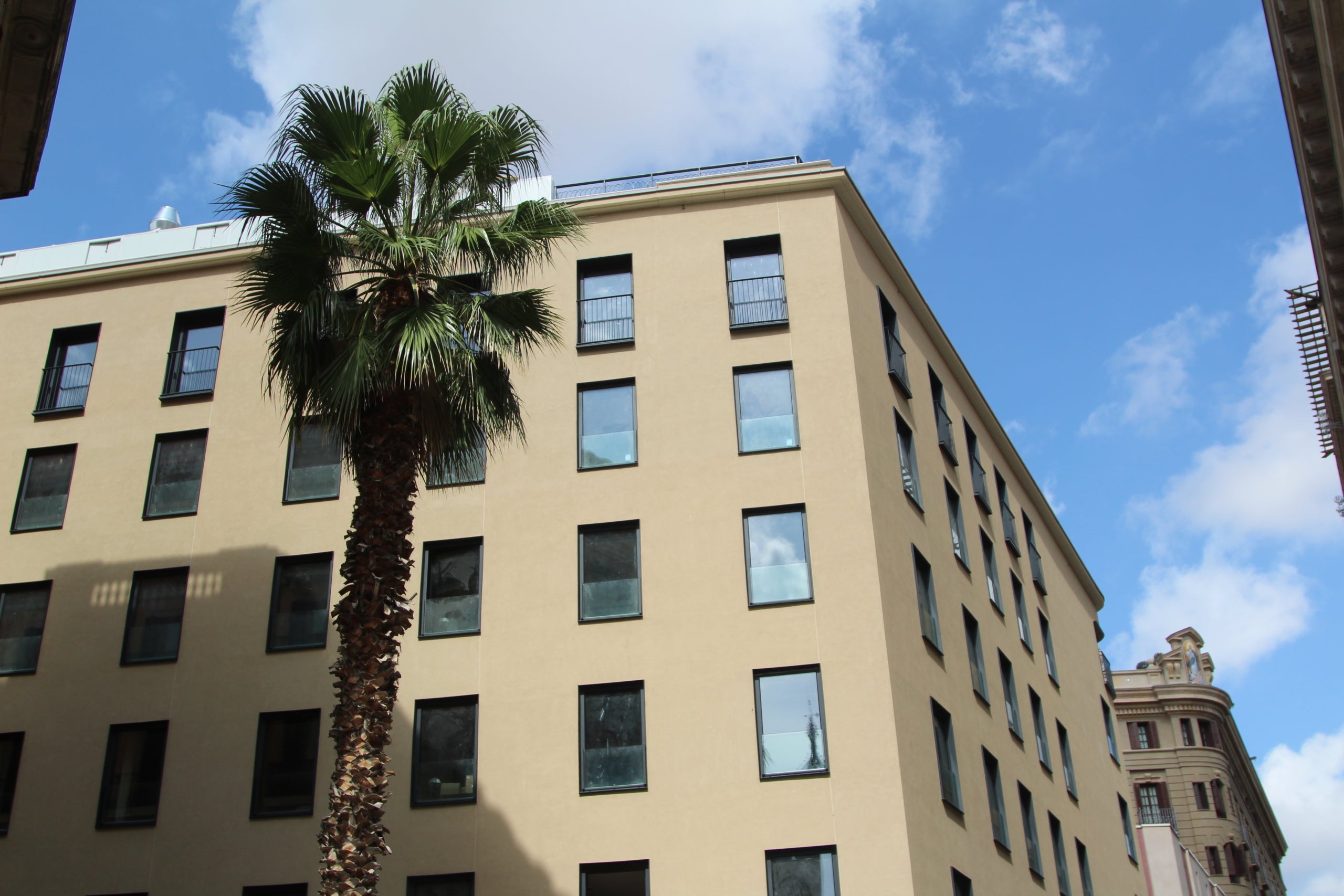 L'antic hotel Regencia Colón, al costat de la Catedral de Barcelona, està enllestint les obres per obrir a principis de novembre després de sis anys i mig tancat / A.R.