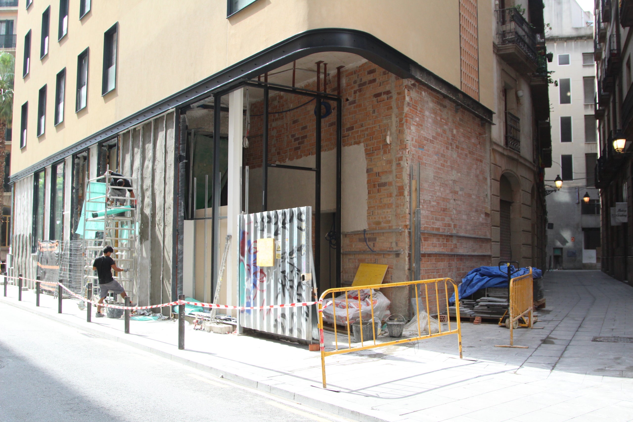 L'antic hotel Regencia Colón, al costat de la Catedral de Barcelona, està enllestint les obres per obrir a principis de novembre després de sis anys i mig tancat / A.R.