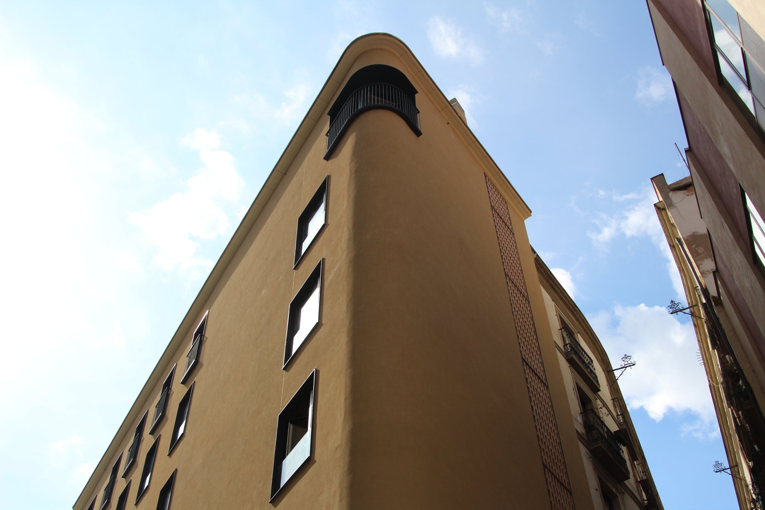 L'antic hotel Regencia Colón, al costat de la Catedral de Barcelona, està enllestint les obres per obrir a principis de novembre després de sis anys i mig tancat / A.R.