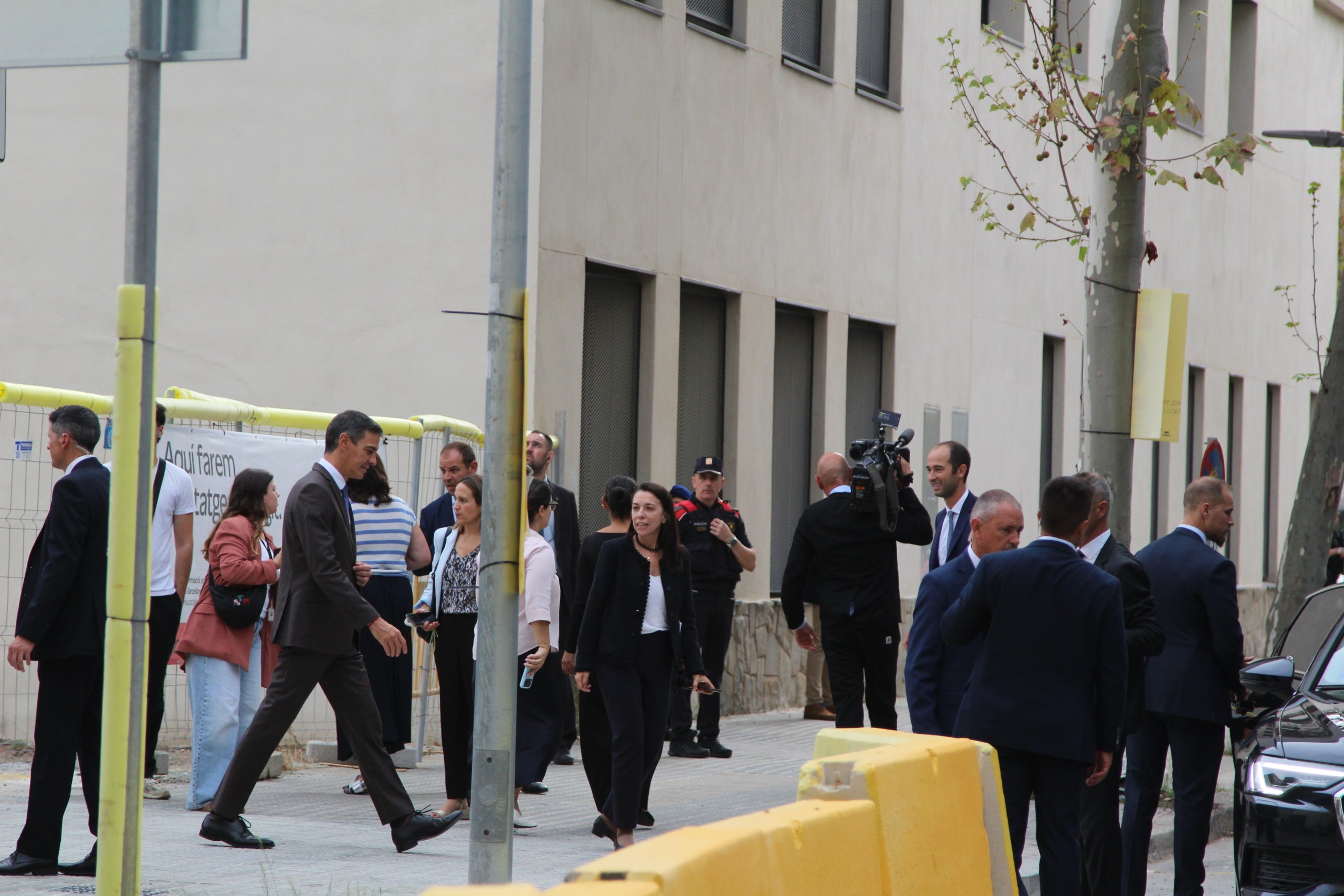 El president del govern espanyol, Pedro Sánchez, ha fet una visita exprés a l'Illa Sibèria, una promoció de pisos públics de lloguer assequible al Poblenou, sota un fort blindatge policial / A.R.