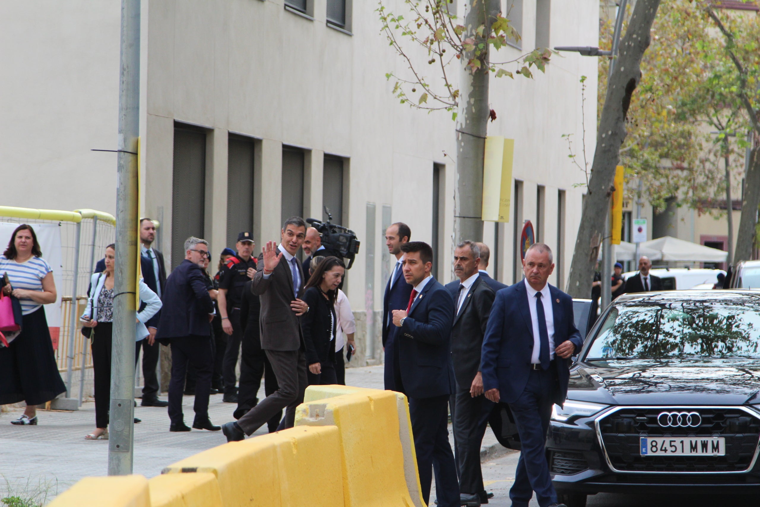 El president del govern espanyol, Pedro Sánchez, ha fet una visita exprés a l'Illa Sibèria, una promoció de pisos públics de lloguer assequible al Poblenou, sota un fort blindatge policial / A.R.