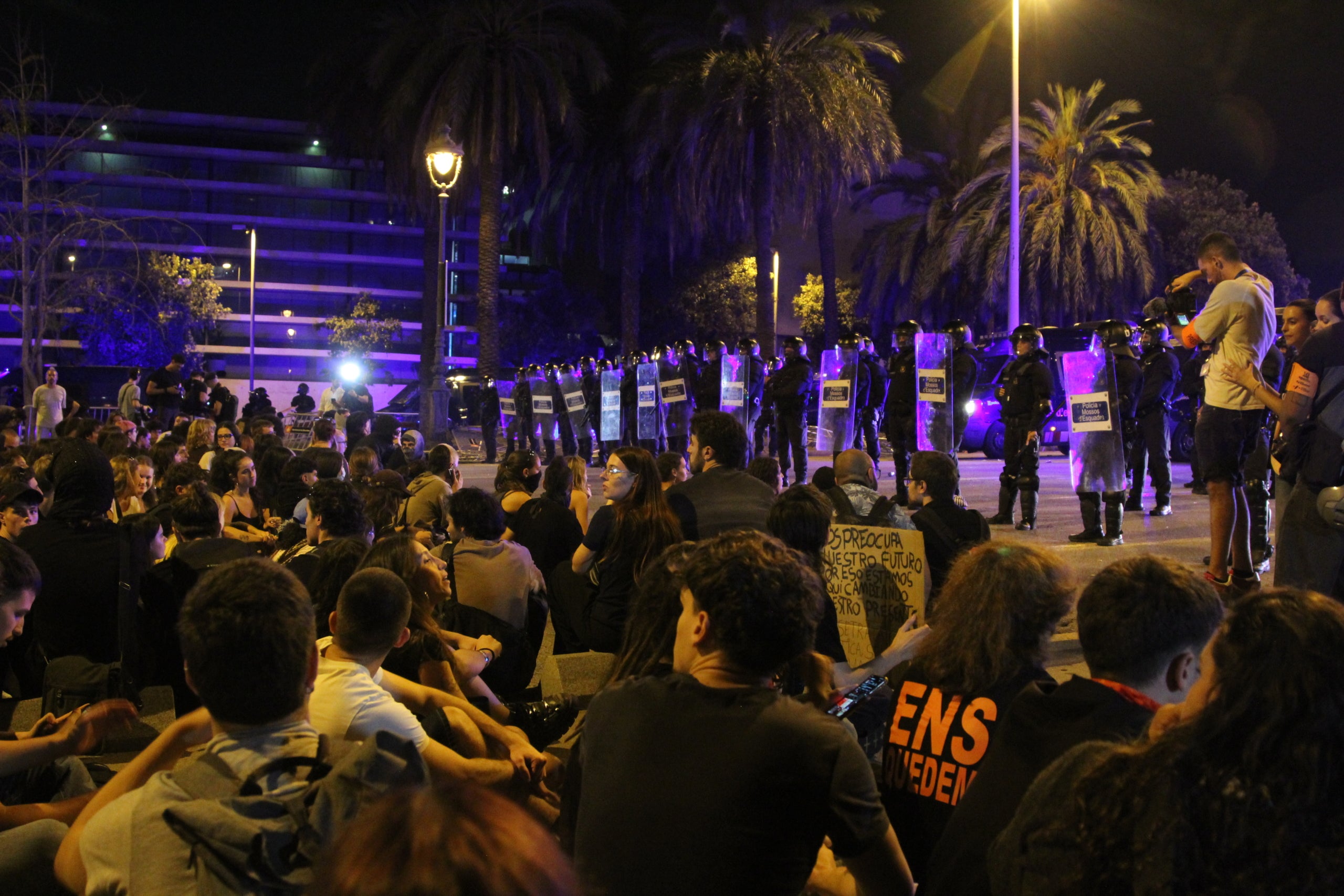 Manifestació a favor del Decret Maricarmen, contra els desnonaments i a favor d'una vivenda digna a l'avinguda Diagonal / A.R.
