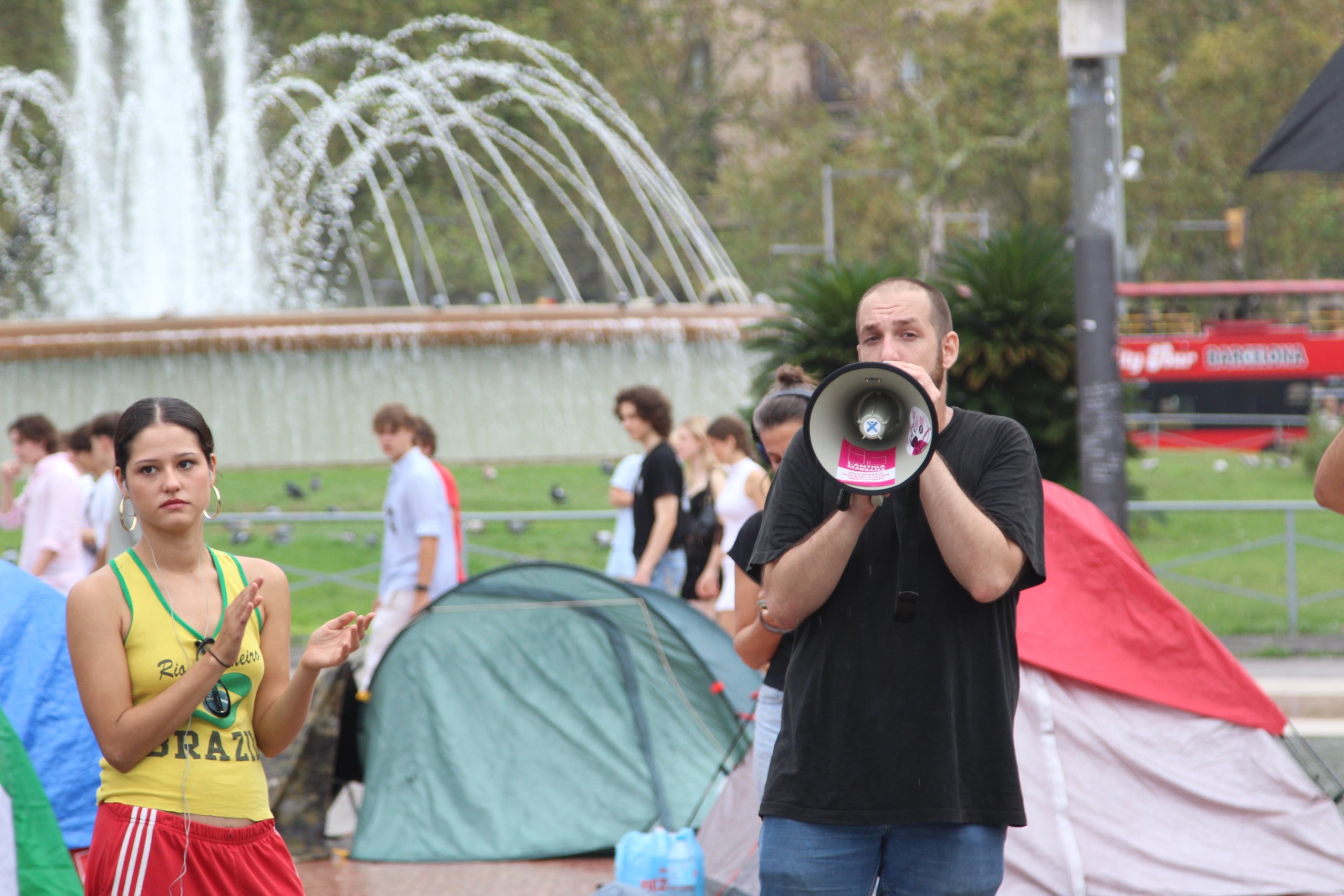 Algunes de les persones que han decidit acampar a la plaça de Catalunya en defensa del dret a l'habitatge / A.R.