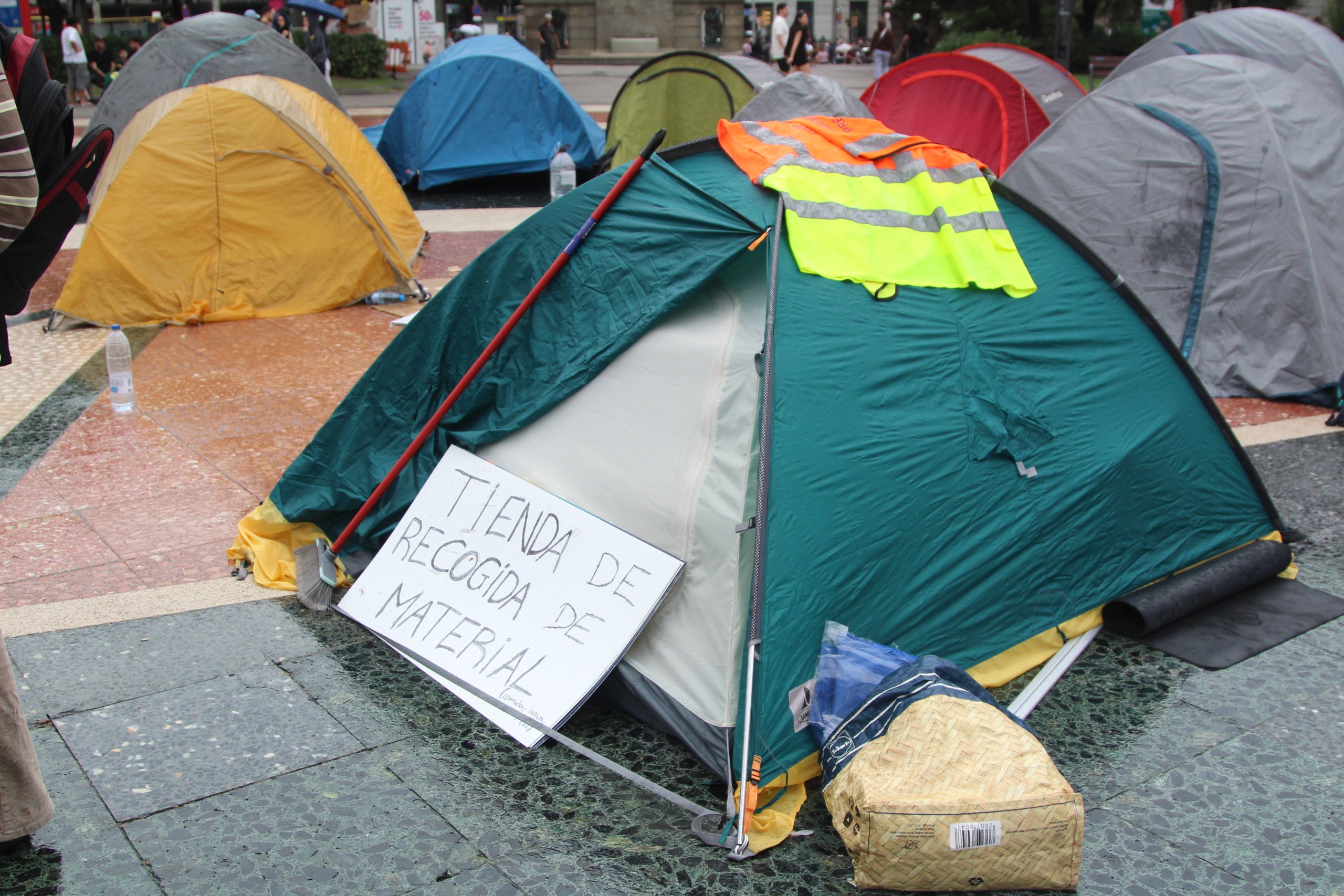 Algunes de les persones que han decidit acampar a la plaça de Catalunya en defensa del dret a l'habitatge / A.R.