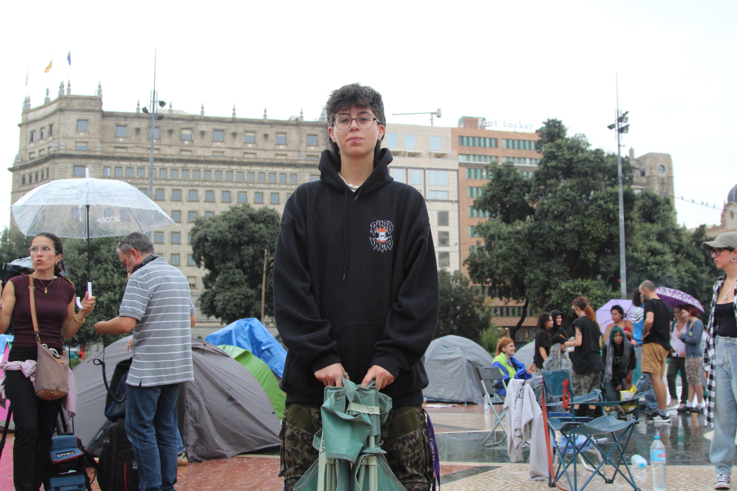 Algunes de les persones que han decidit acampar a la plaça de Catalunya en defensa del dret a l'habitatge / A.R.