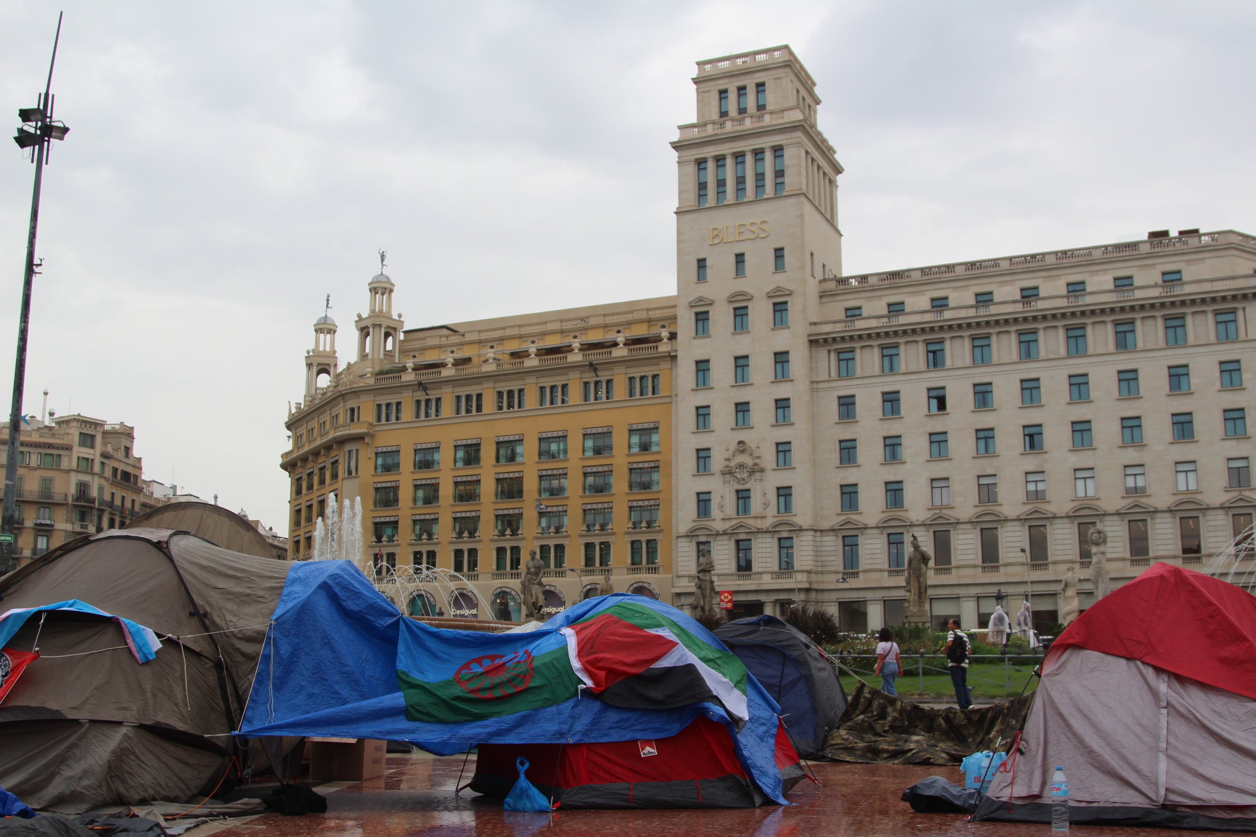 Algunes de les persones que han decidit acampar a la plaça de Catalunya en defensa del dret a l'habitatge / A.R.
