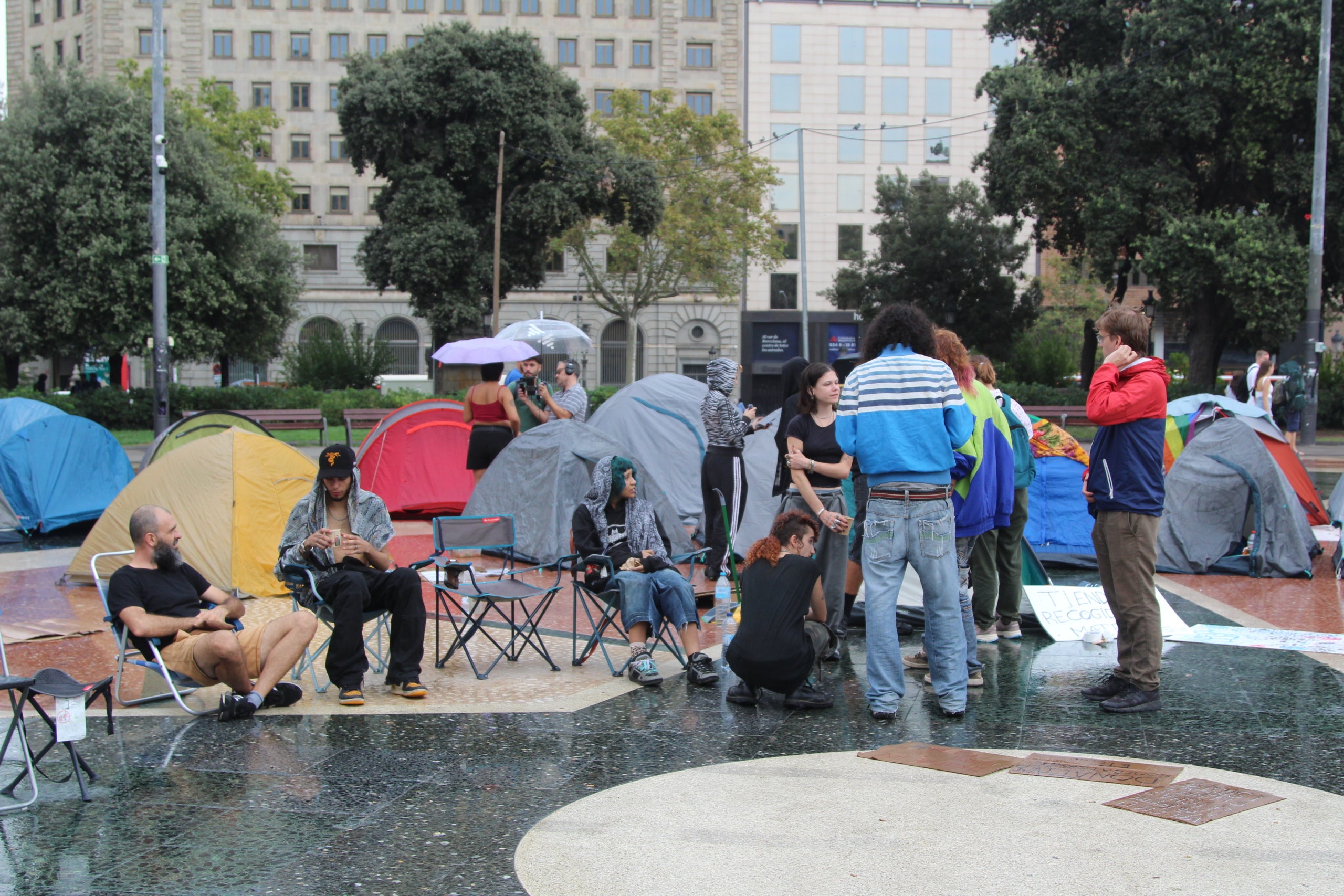 Algunes de les persones que han decidit acampar a la plaça de Catalunya en defensa del dret a l'habitatge / A.R.