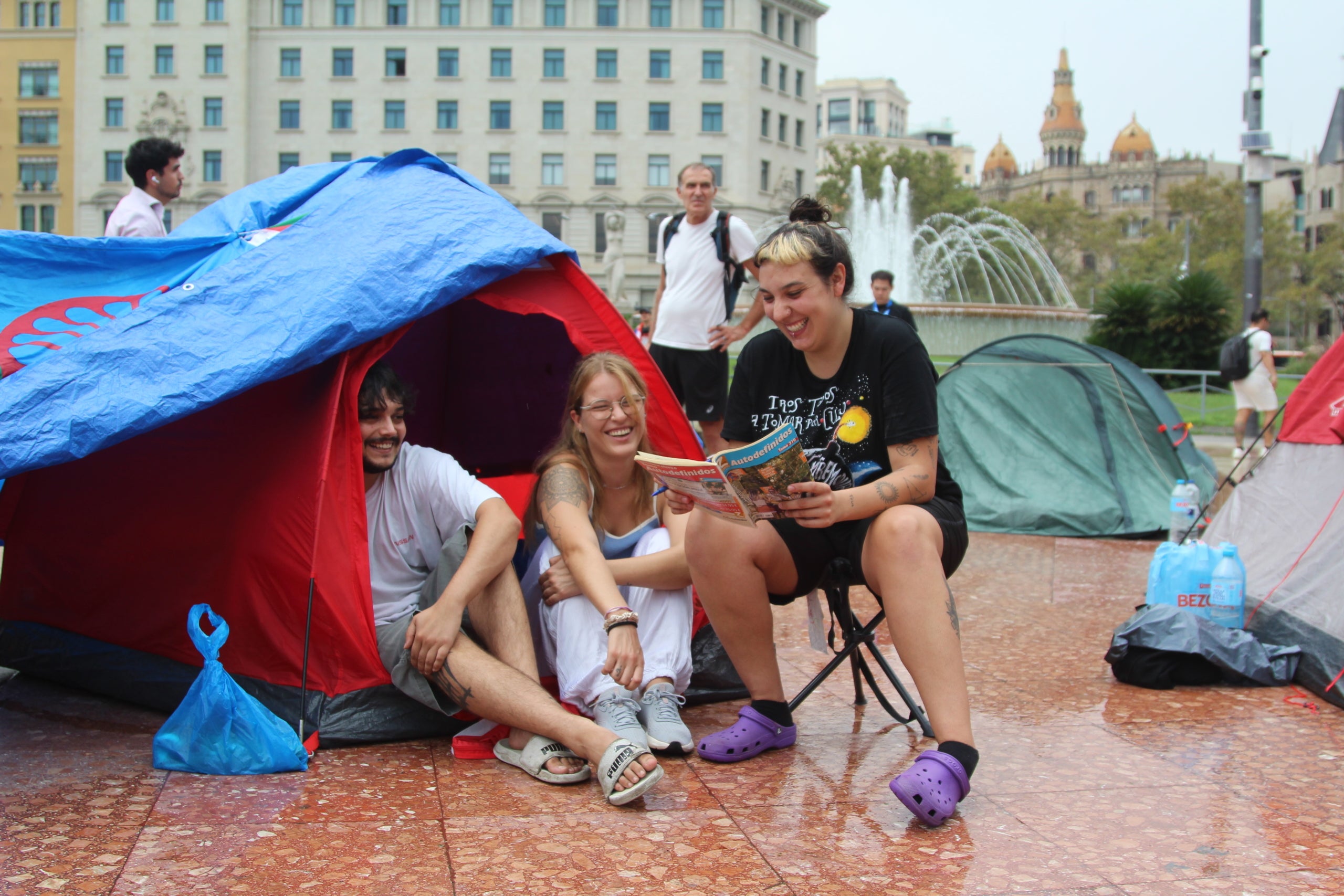 Algunes de les persones que han decidit acampar a la plaça de Catalunya en defensa del dret a l'habitatge / A.R.