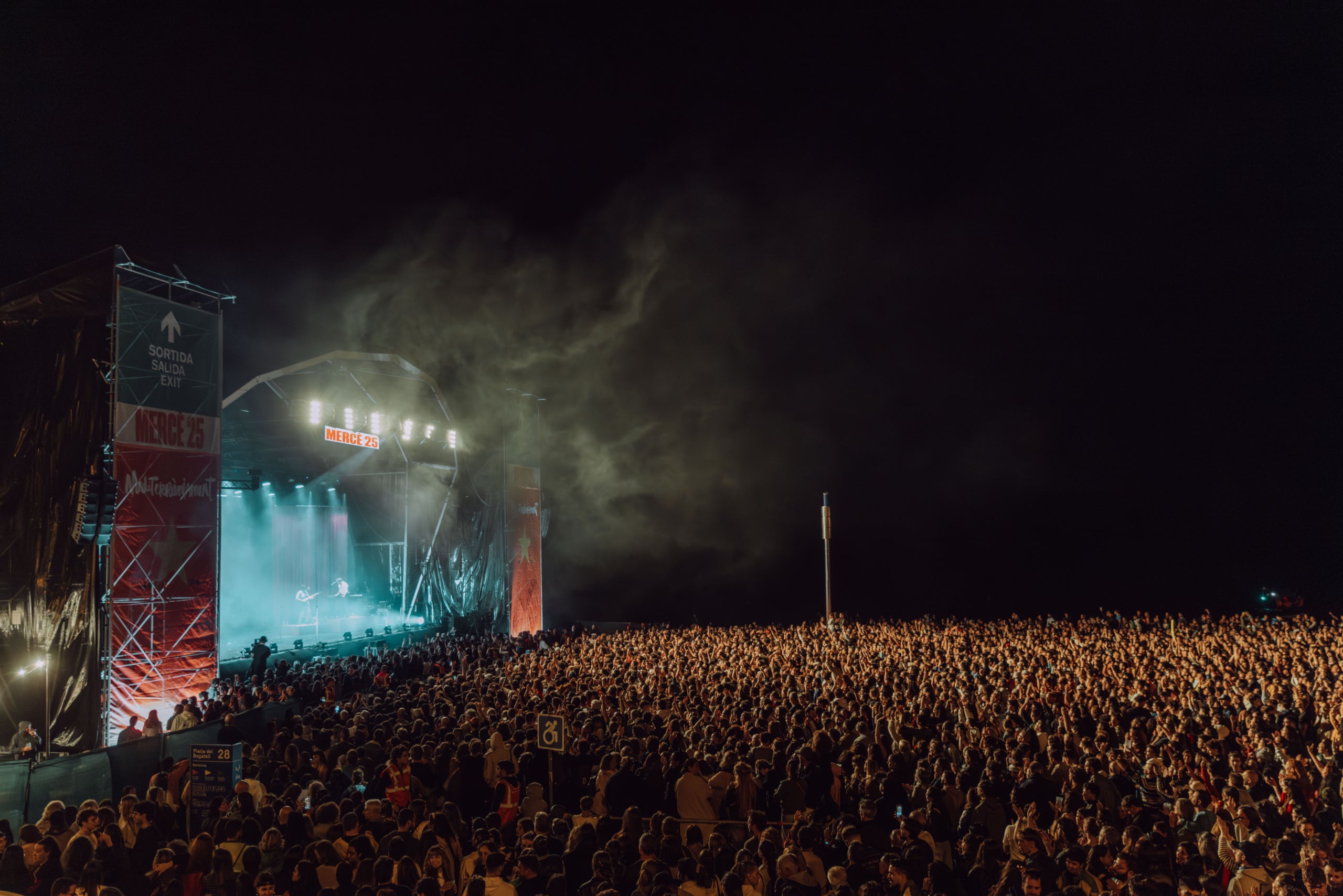 L'escenari Mediterràniament de la platja del Bogatell en una edició anterior dels concerts d'Estrella Damm de La Mercè / Estrella Damm