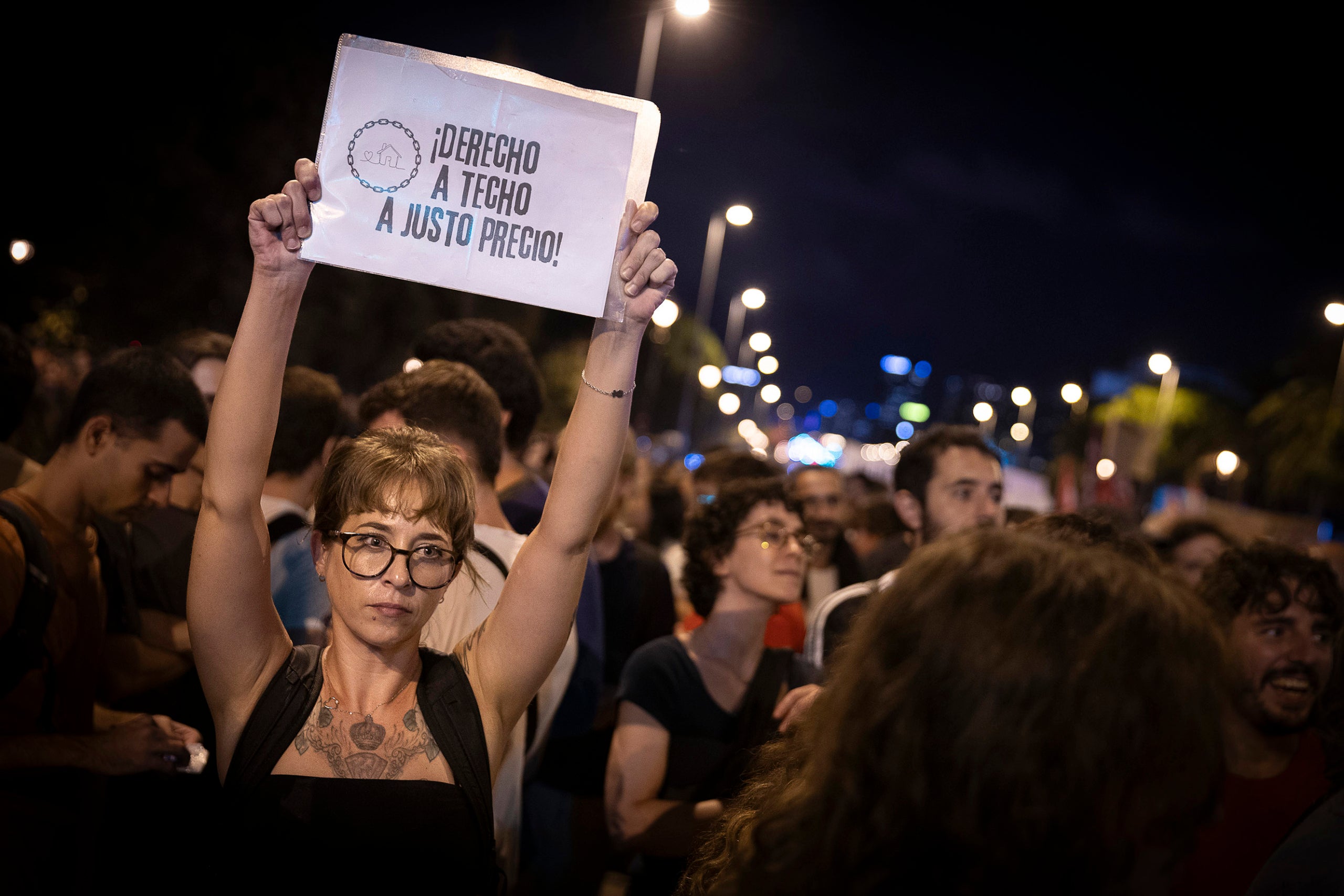 Manifestació a favor del 'Decret Maricarmen', contra els desnonaments i a favor d'un habitatge digne, a la Diagonal, aquest dilluns / Jordi Play 