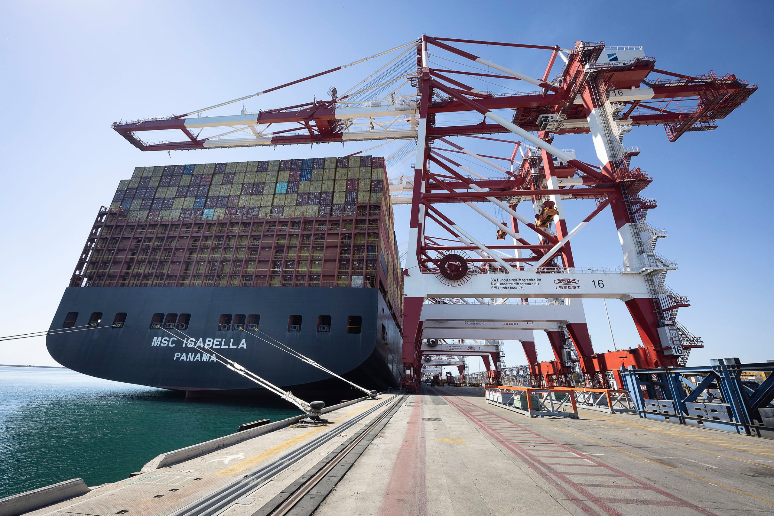 Les dues noves grues de la terminal de contenidors de Hutchinson Ports BEST al Port, al cost del vaixell Isabella de la naviliera MSC / Jordi Play / totbarcelona