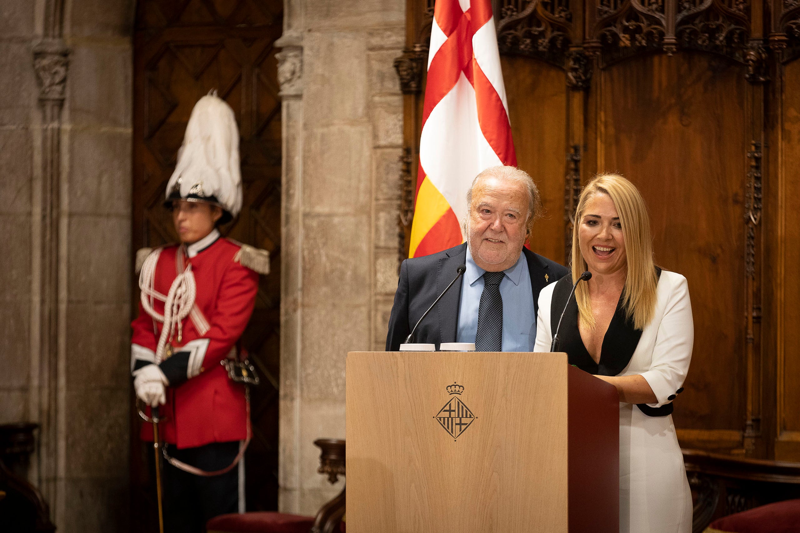 Antoni i Meritxell Falgueras (pare i filla, del Celler de Gelida) fan de pregoners de les Festes de la Mercè 2026 al Saló de Cent de l'Ajuntament de Barcelona / Jordi Play