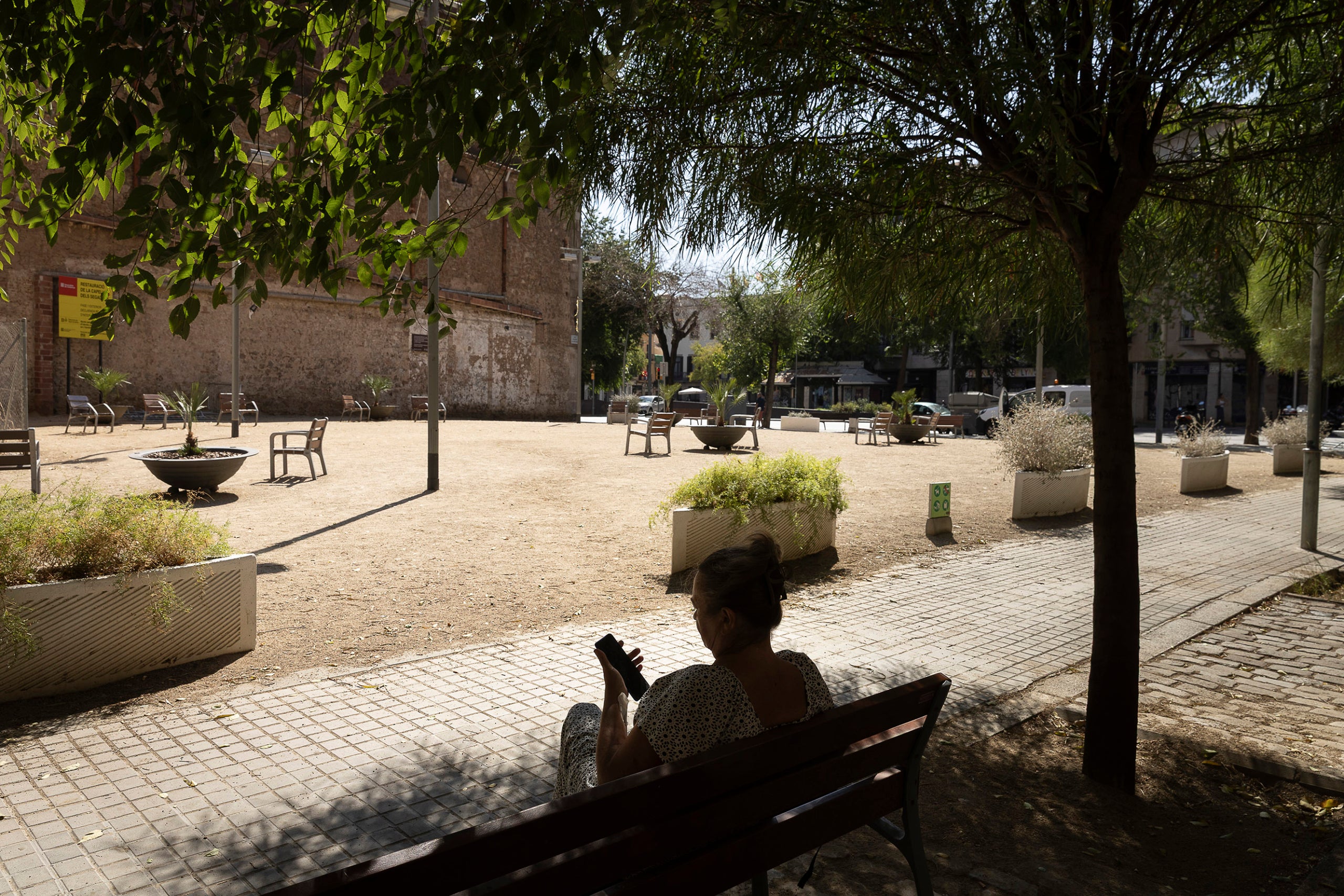 Els jardins de les Doens de la Motor Ibèrica, a Sant Andreu de Palomar, al costat de la Capella dels Segadors i l'església parroquial / Jordi Play