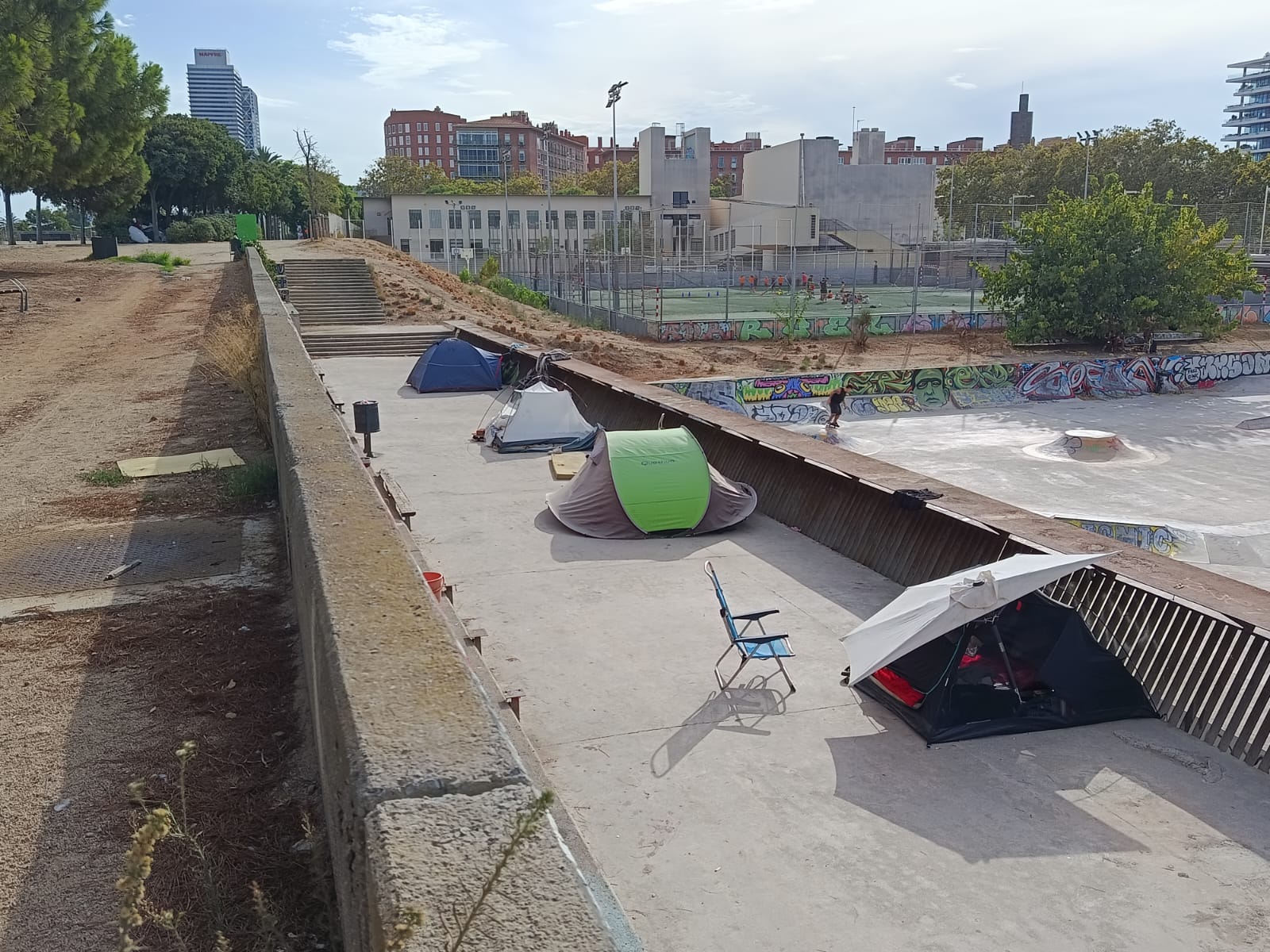 Quatre tendes al costat de l'skate que hi ha a tocar de la rambla del Poblenou, aquesta setmana / Jordi Subirana