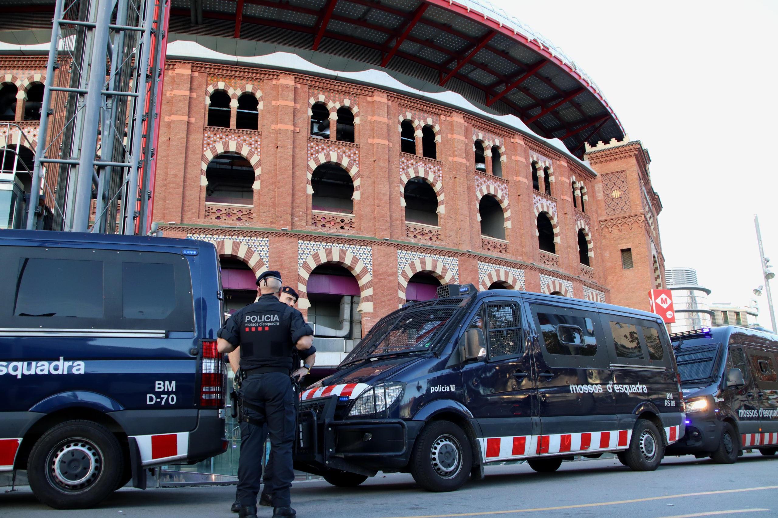 Els Mossos davant del centre comercial Arenas de Barcelona / ACN