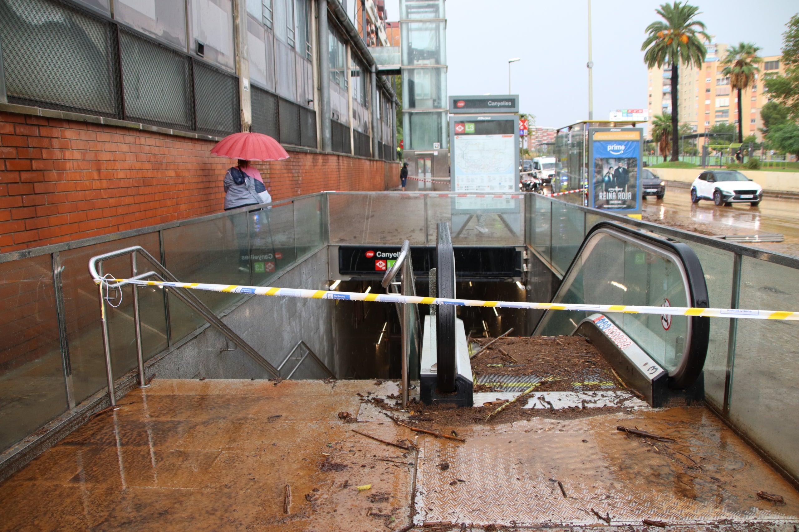 Accés a l'estació del metro de Canyelles, a Nou Barris, tancat pel temporal / Blanca Blay (ACN)