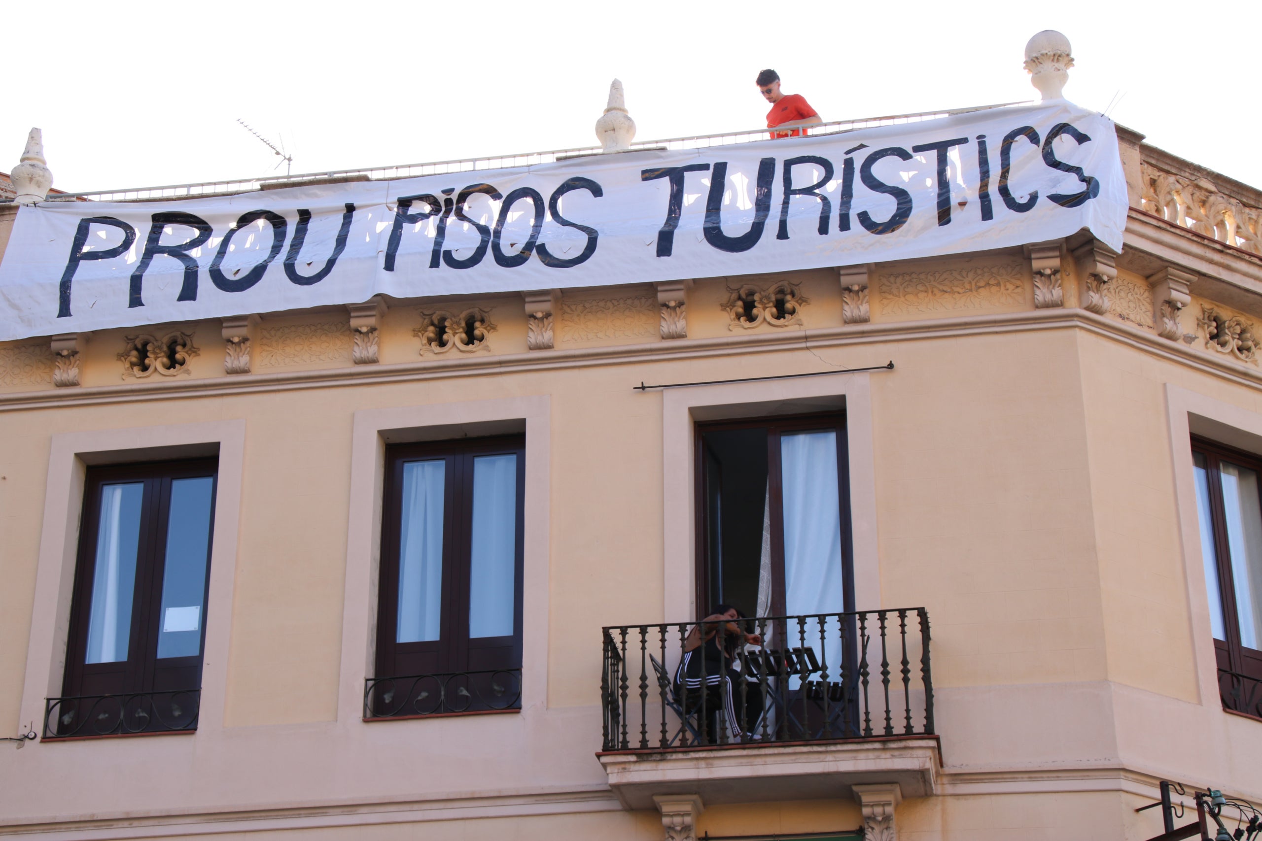 Una pancarta contra els pisos turístics / ACN-Albert Hernàndez Ventós