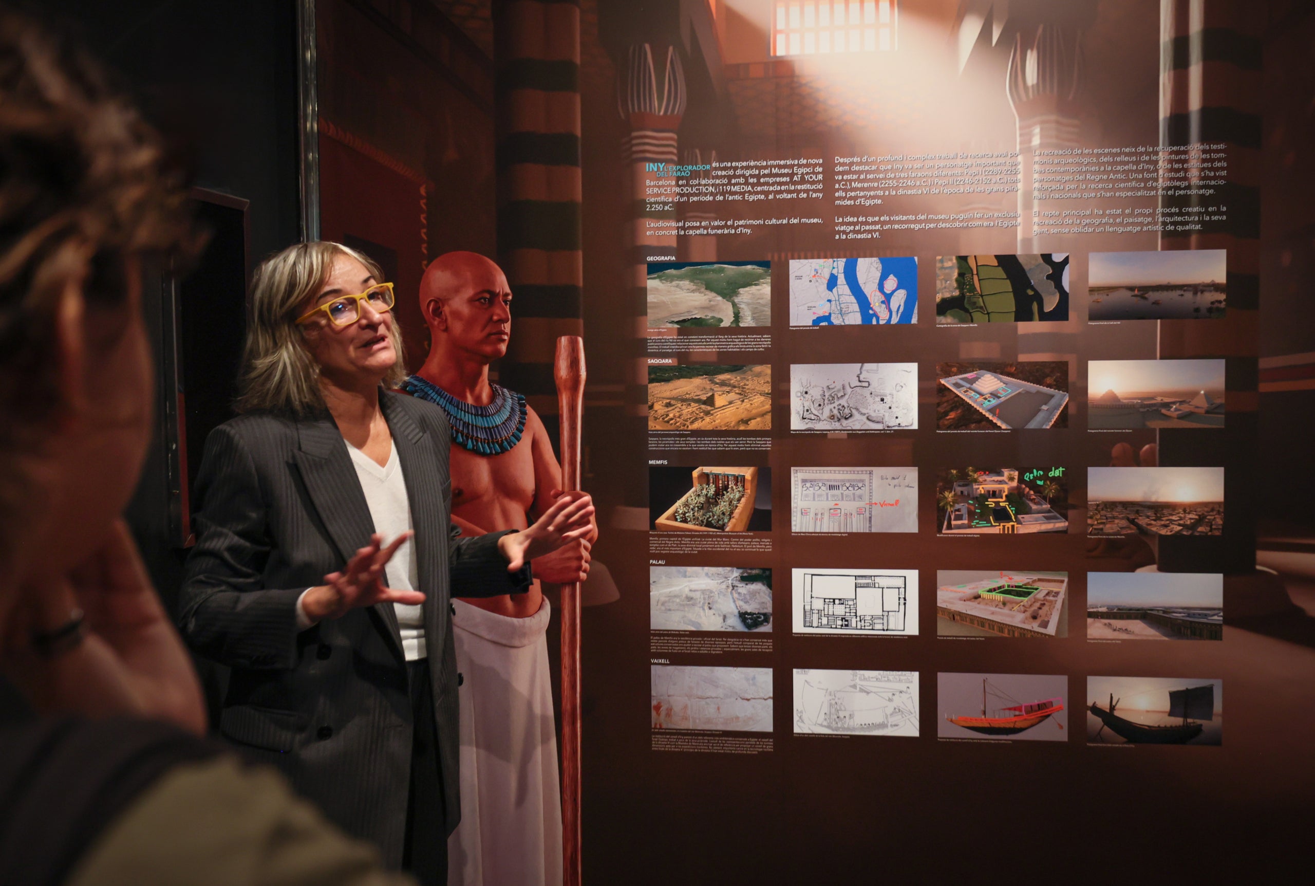 La directora del Museu Egipci, Maixaixa Taulé, durant la inauguració de la nova sala immersiva / Museu Egipci de Barcelona
