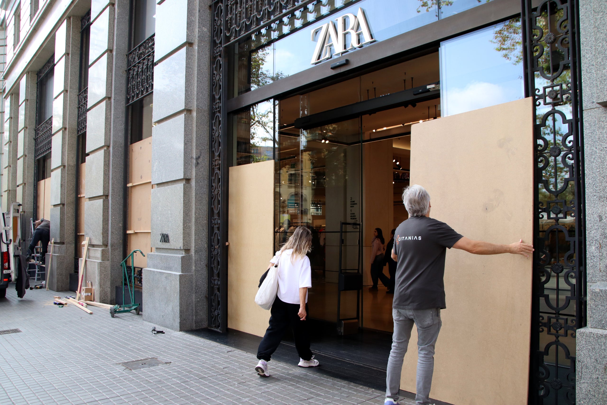 Operaris posen plafons de fusta per protegir els vidres del Zara de plaça Catalunya
Data de publicació: divendres 30 d’octubre del 2026, 13:19
Localització: Barcelona
Autor: Blanca Blay Operaris posen plafons de fusta per protegir els vidres del Zara de plaça Catalunya / ACN